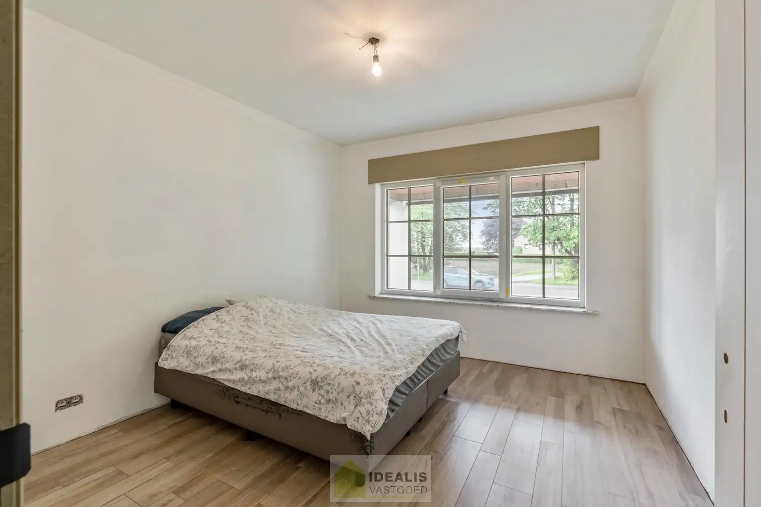 KNAPPE GROTENDEELS GERENOVEERDE EENGEZINSWONING MET EEN HEERLIJK LICHTRIJKE WOONKAMER MET OPEN KEUKEN, AANSLUITEND VERANDA MET ZICHT OP DE ZEER RUIME TUIN (+-2700M²!), 3 SLAAPKAMERS, RUIMTELIJKE BADKAMER VOORZIEN VAN BAD EN INLOOPDOUCHE EN DE WONING IS VOLLEDIG ONDERKELDERD! EEN HEERLIJK RUIME BUNGALOW DIE NOG VOLLEDIG NAAR EIGEN SMAAK AFGEWERKT KAN WORDEN! Een aangename woning met een bewoonbare oppervlakte van +- 205m² op een perceel van +- 26are98ca (2698m²) op een rustige locatie! Tevens is de woning centraal gelegen t.o.v. het centrum van Peer, Meeuwen (Oudsbergen) en Houthalen-Helchteren en kan men vlot gebruik maken van de Noord-Zuidverbinding (A24). foto 15