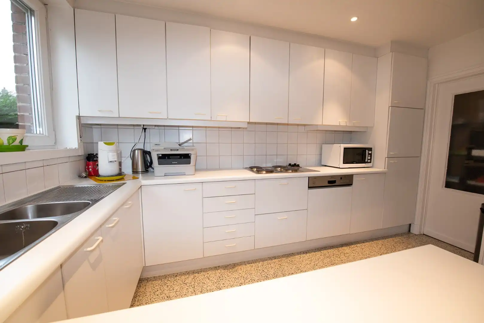 Ruime  en goed onderhouden woning met 3 slaapkamers op centrale ligging te Deerlijk. foto 3