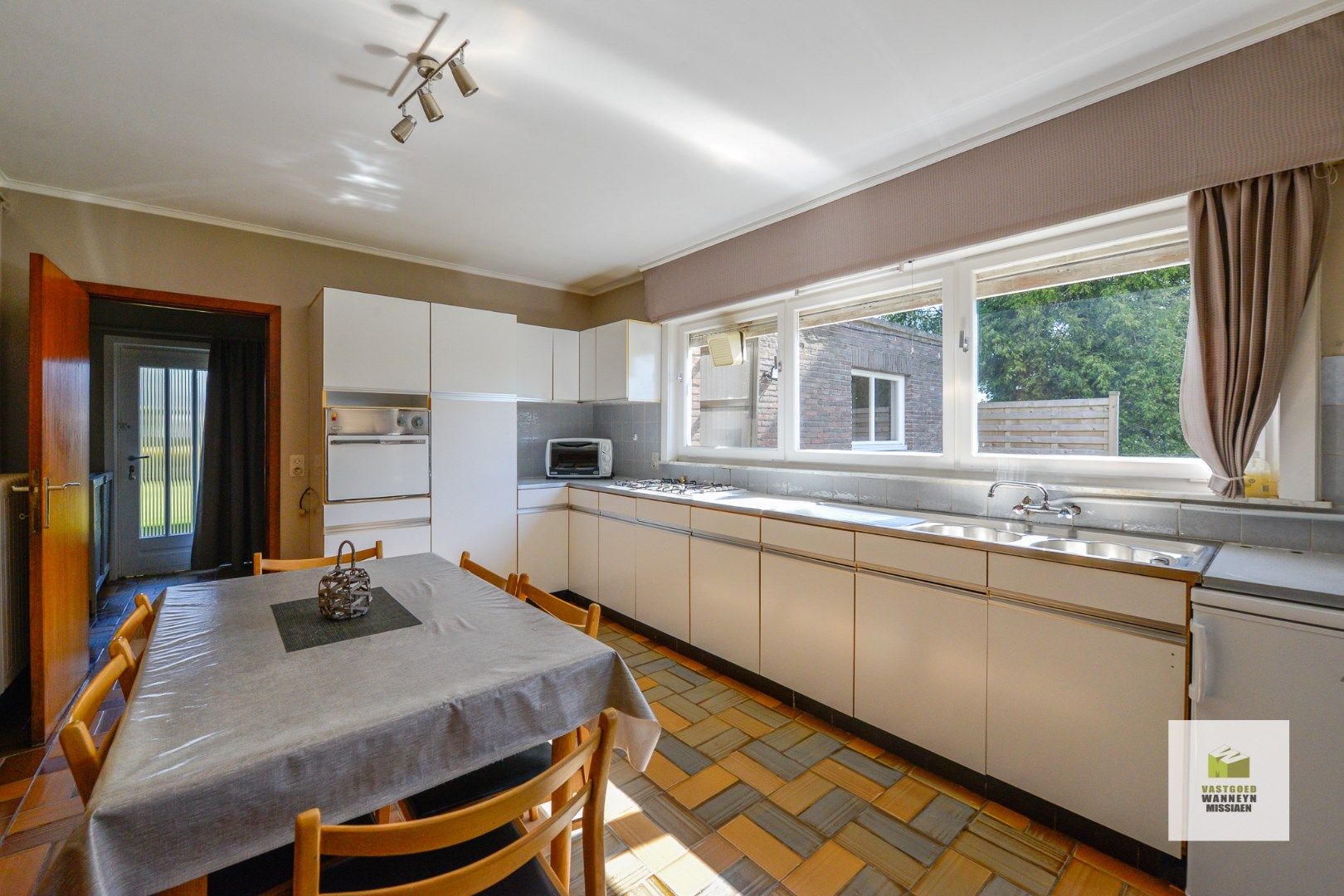 Statige villa met 3 slaapkamers en praktijkruimte met opslagplaats/atelier van 114 m2  foto 9