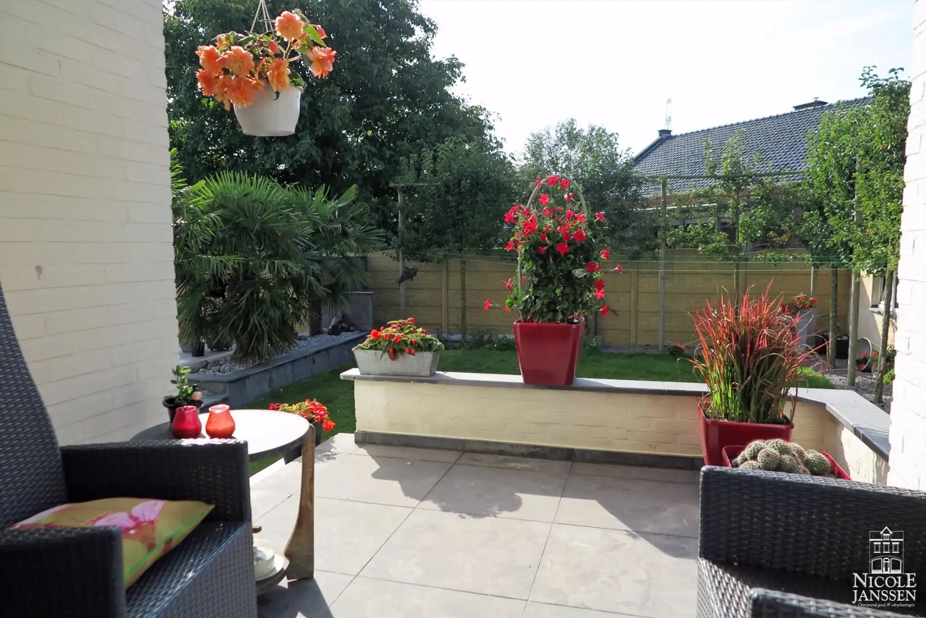 Praktisch split-level huis met mooi aangelegde tuin, zwembad en inpandige garage foto 30