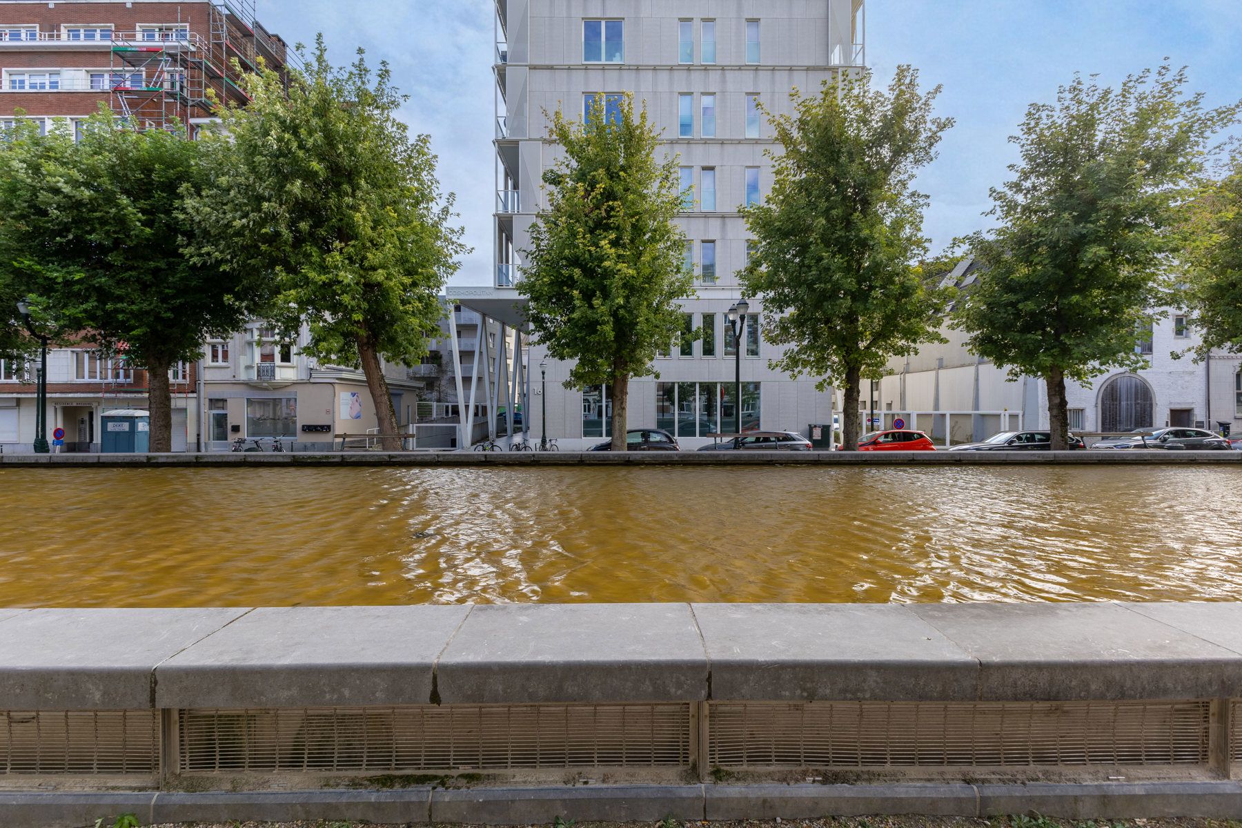 Recente studio met leuk terras en kelder foto 3