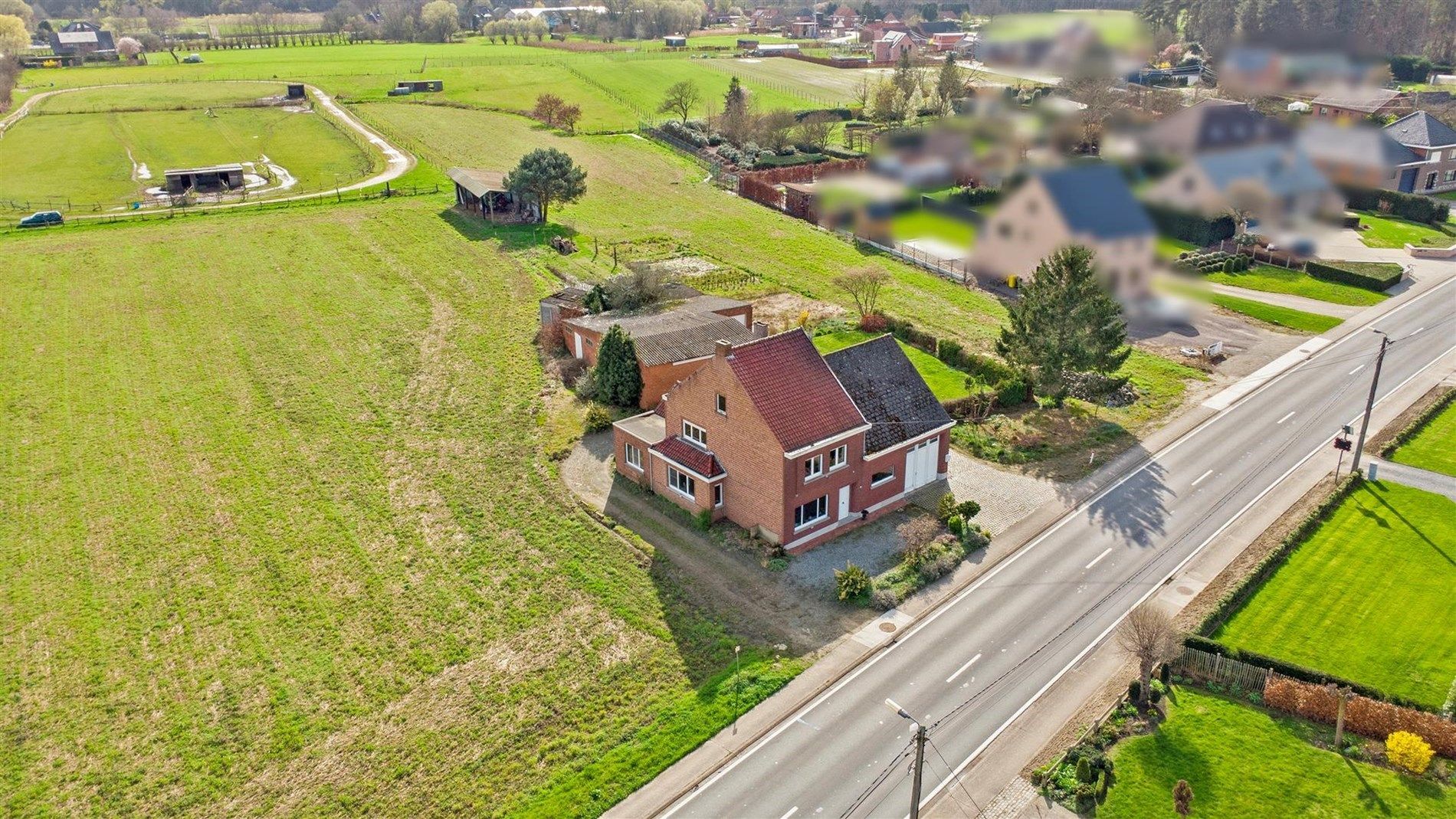 Ruime hoevewoning en bijgebouwen op 1,9 ha grond te Tremelo foto 1