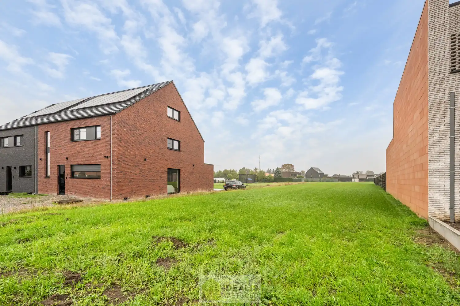 KNAPPE BOUWKAVEL GESCHIKT VOOR HALFOPEN BEBOUWING VAN 12A 94CA OP EEN AANGENAME GROENE LOCATIE IN HEPPEN, LEOPOLDSBURG! Deze bouwkavel met een oppervlakte van 12a 94ca  biedt de mogelijkheid voor het bouwen van een knappe ééngezinswoning op een heerlijke plek in een residentiële wijk. Zo zijn basisschool, supermarkt, bakker, apotheek, horeca op fietsafstand bereikbaar. Zeer geschikt voor kandidaten op zoek naar een rustig gelegen bouwkavel met achterliggend agrarisch gebied! foto 5