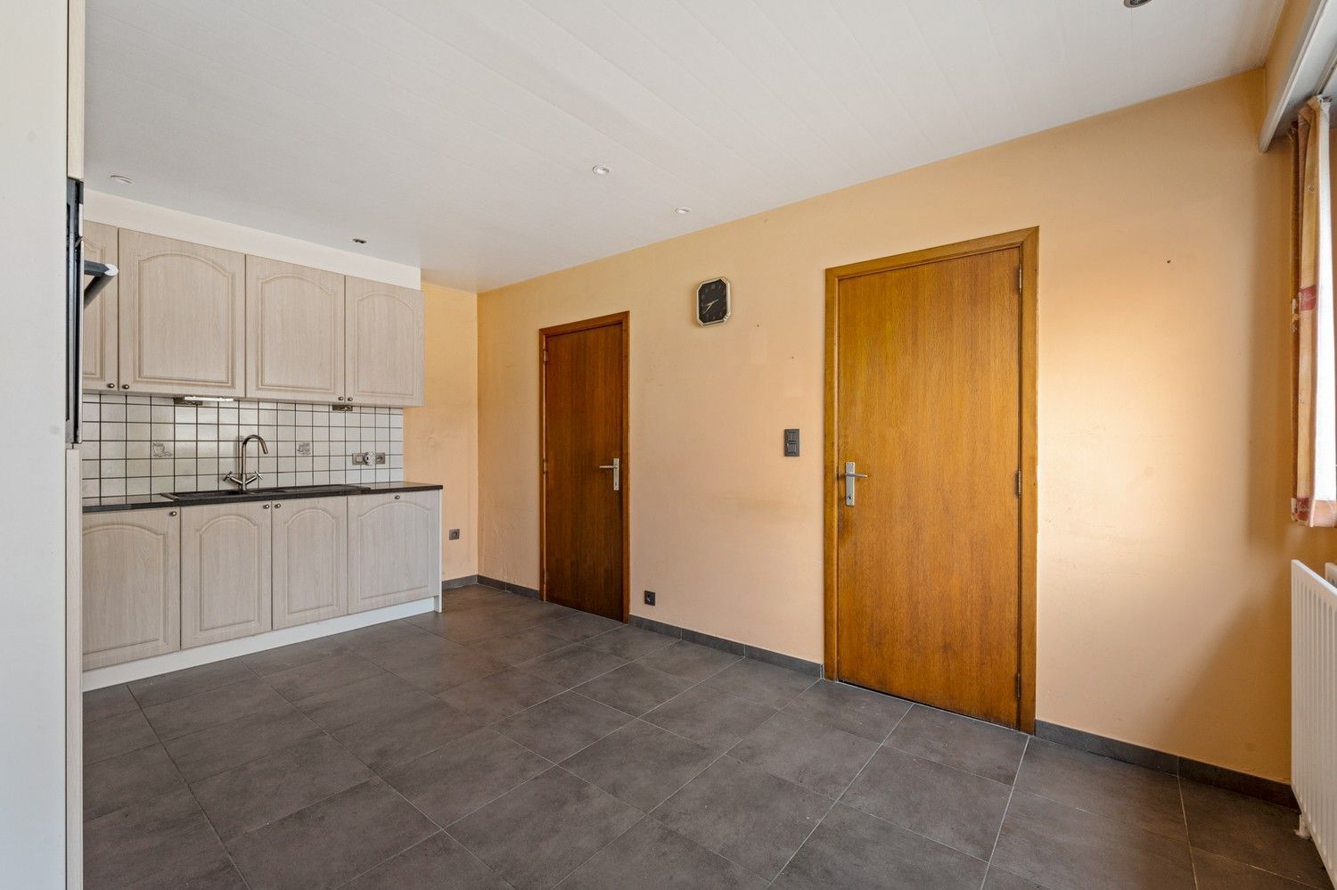 Charmante te renoveren woning met 2 slaapkamers, gezellige tuin en een grote garage in Massenhoven! foto 7