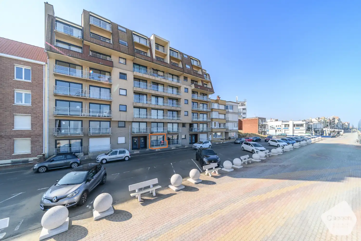 Instapklaar gelijkvloers appartement met frontaal zeezicht, staanplaats en kelder in Bray-Dunes foto {{pictureIndex}}