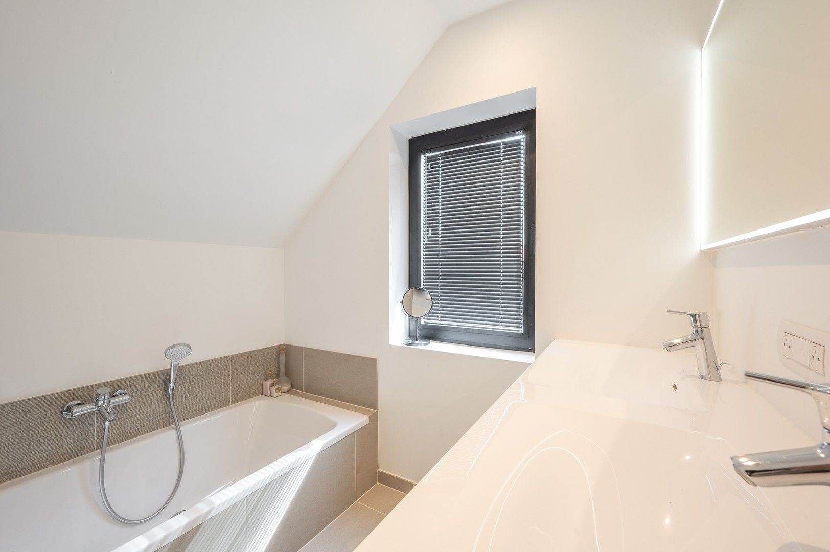 Prachtige hedendaagse villa met zonnige tuin en terrassen op fietsafstand van de zee. foto 26