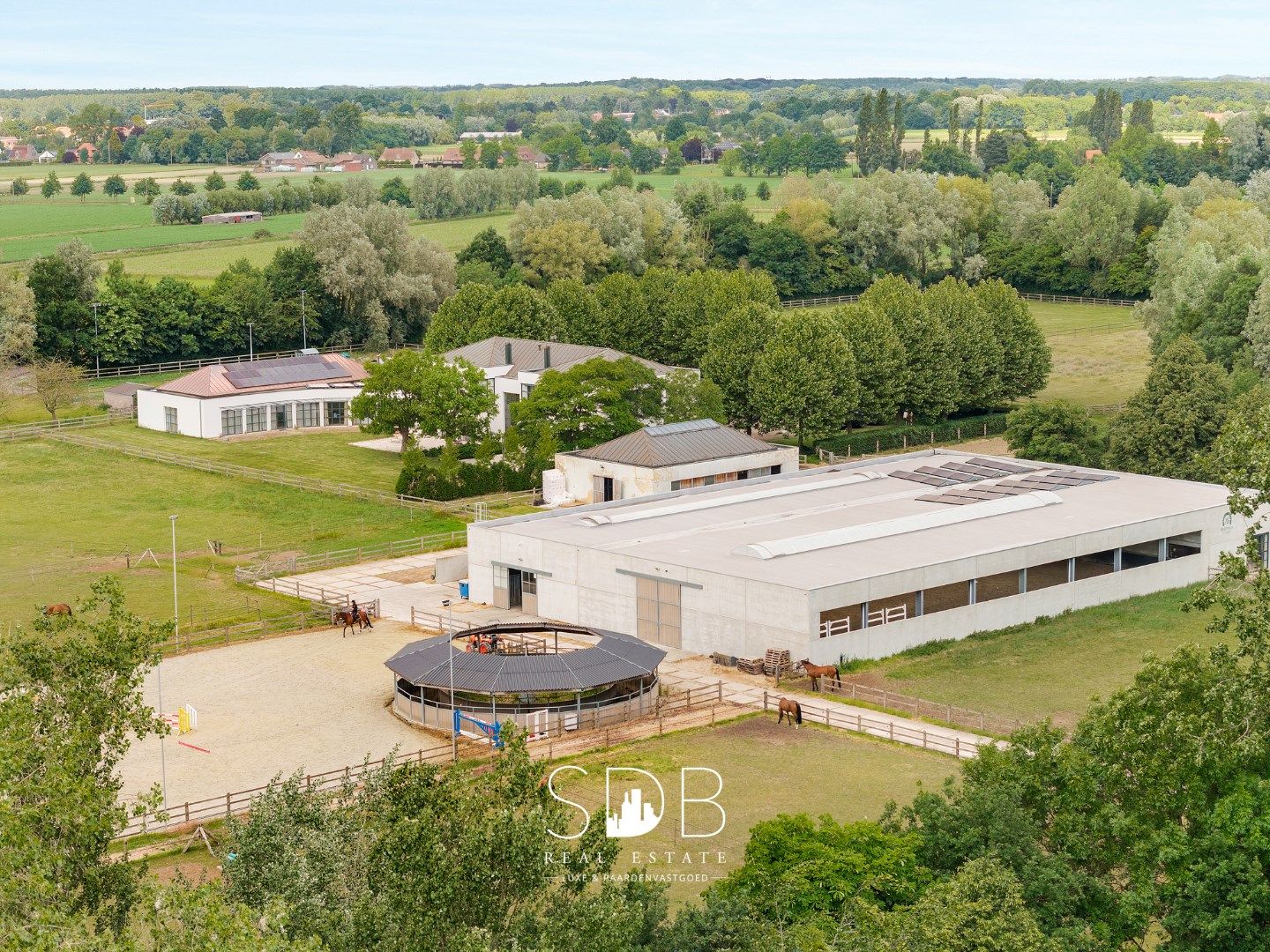 Prachtige villa met hippische accommodatie en graslanden op +/- 23 ha foto 35