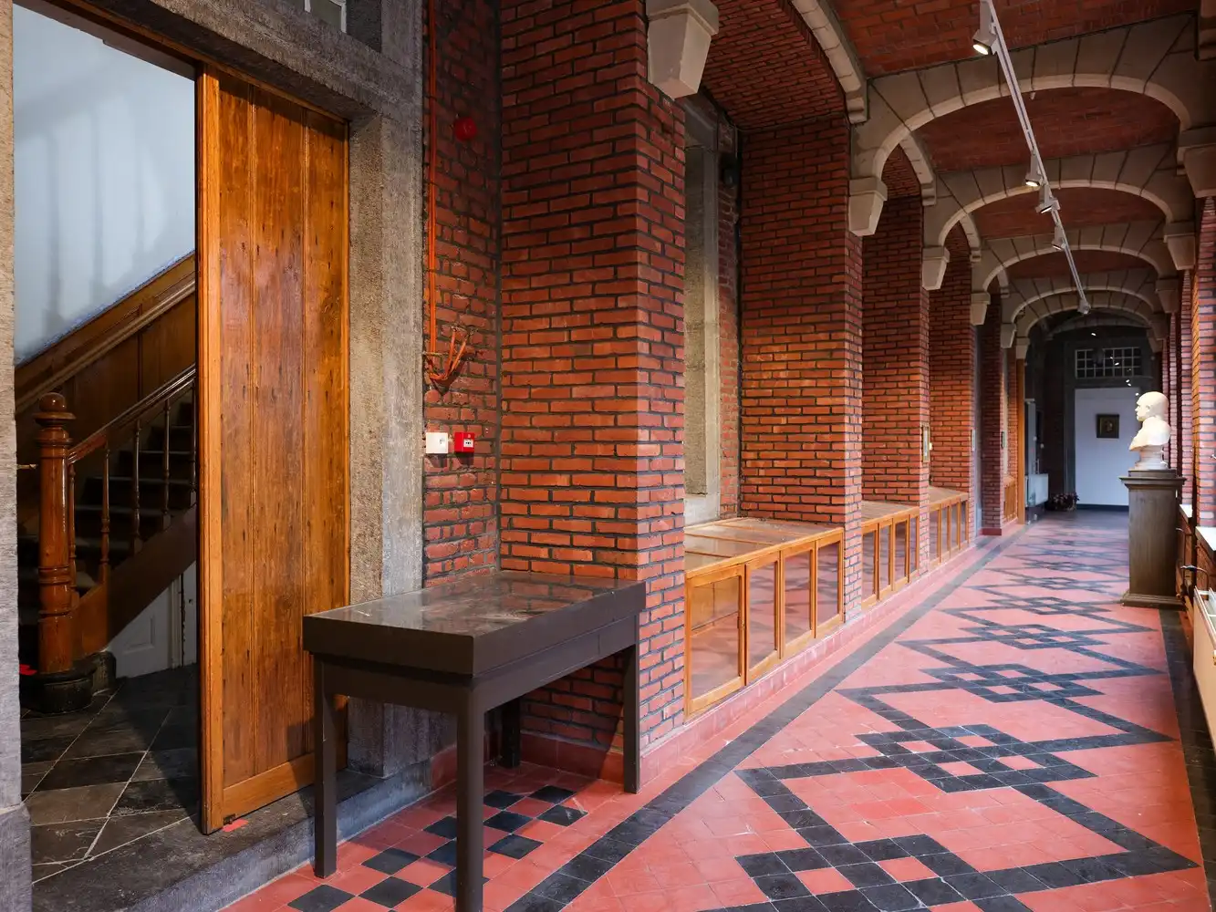 Uniek: voormalig klooster op een toplocatie met een enorm potentieel foto 17