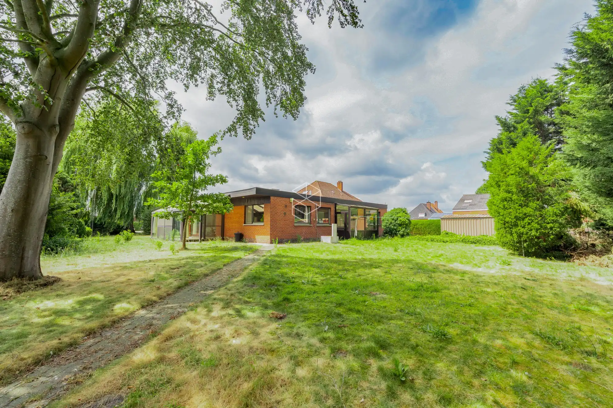 Centraal gelegen gelijkvloerse woning met royale tuin op 1656m² foto 3