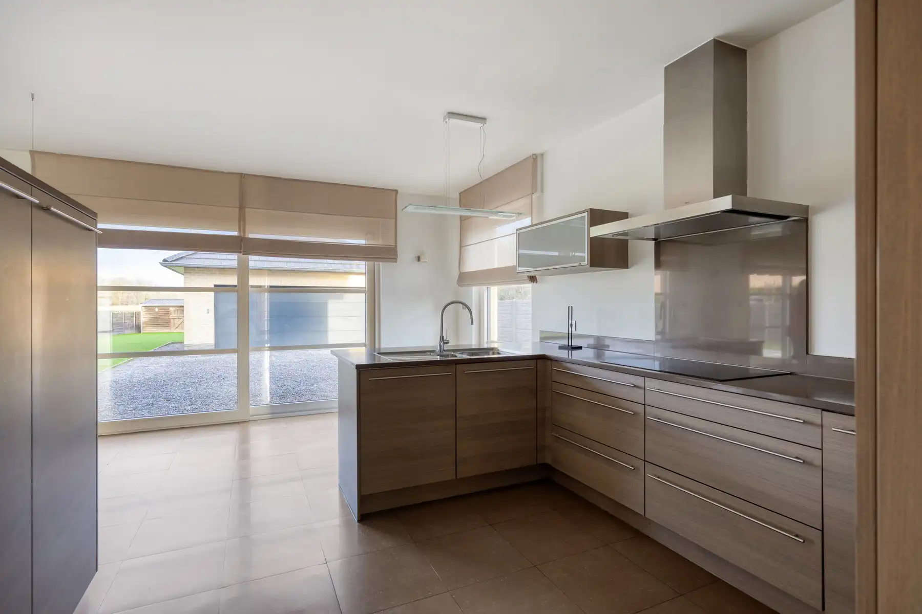 Luxueuze woning met 4/5 slpk. op 11a90ca in Neeroeteren.  foto 11