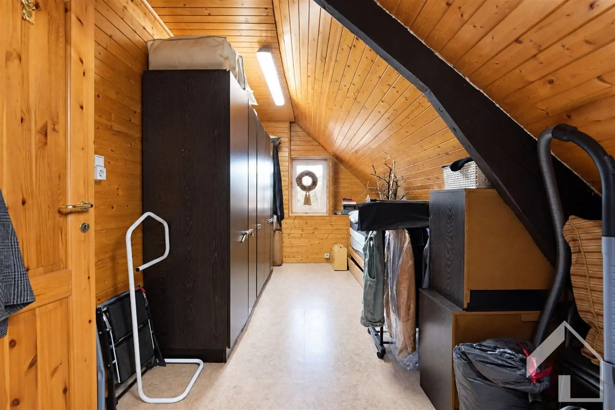 Woonhuis met potentieel, zij-ingang en prachtige tuin foto 10