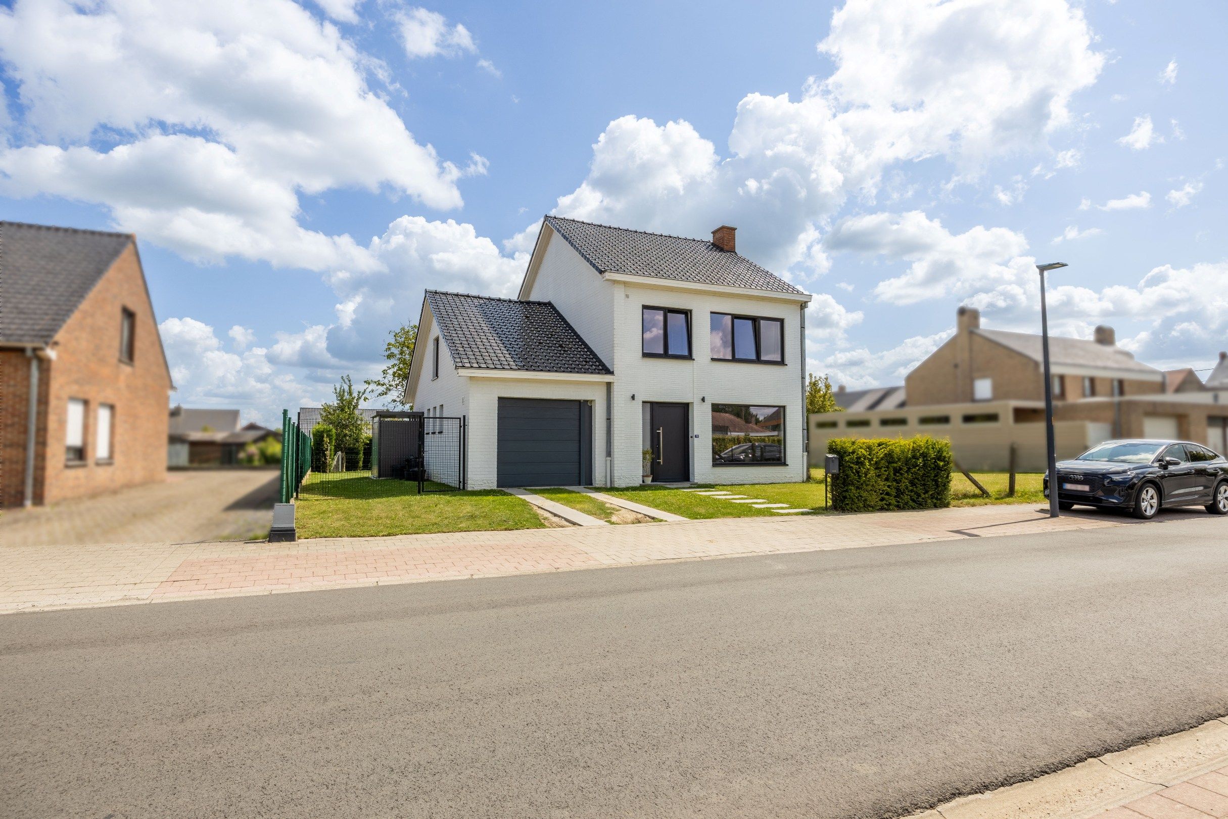 MAGNIFIEK GERENOVEERDE GEZINSWONING MET GARAGE foto {{pictureIndex}}