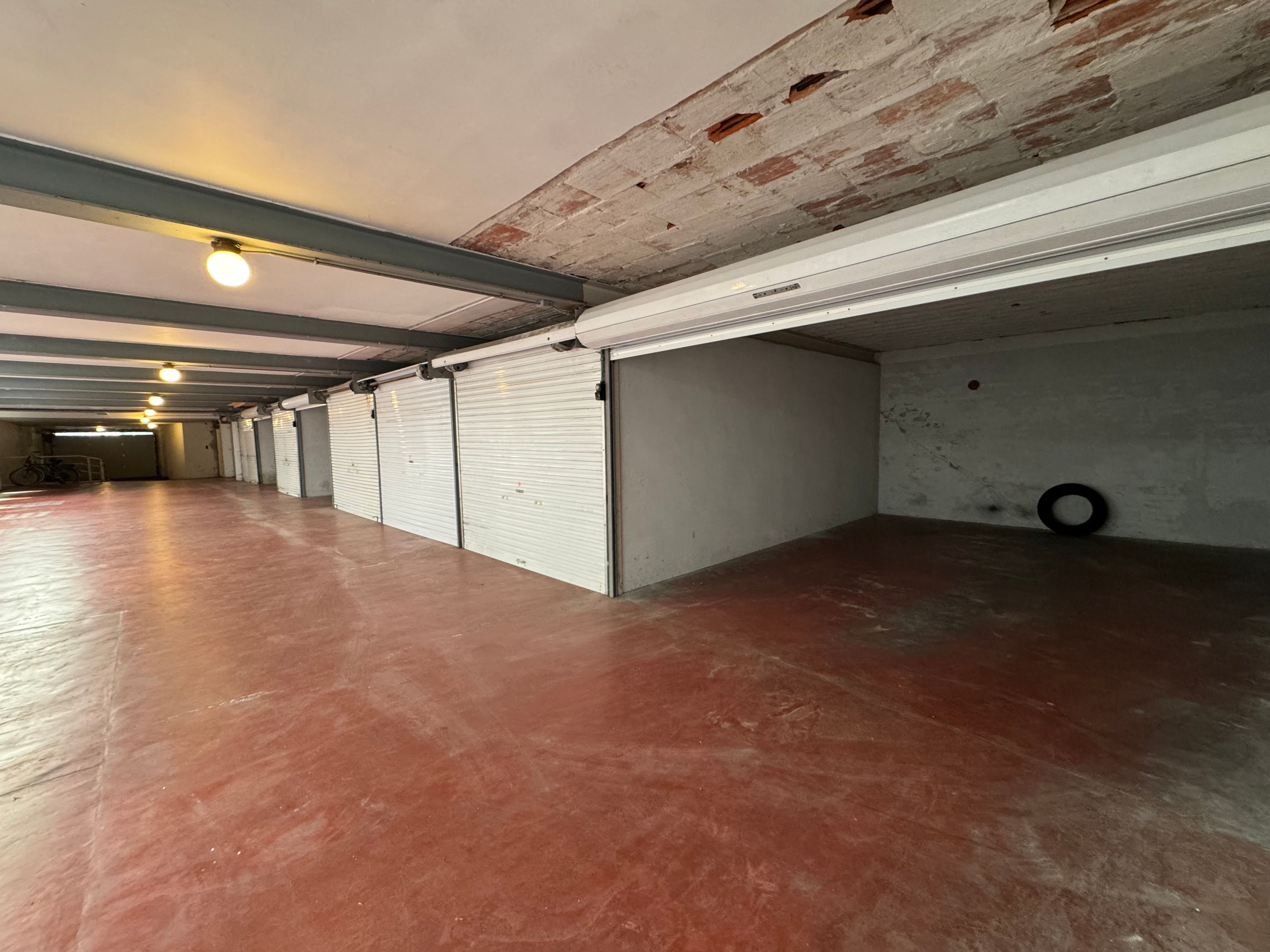 Ruime garagebox 21m² nabij centrum en kust foto 3
