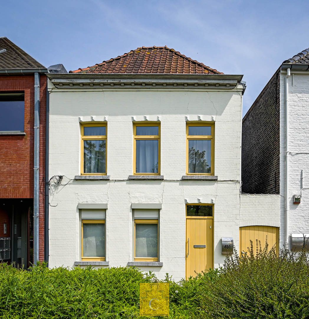 Hoofdfoto van de publicatie: Verzorgde rijwoning met koertje en fietsenpoort op centrale ligging.