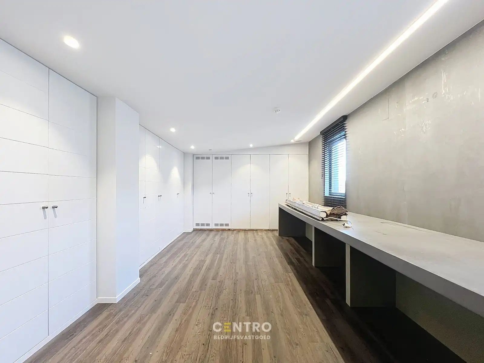 Magazijnen met kantoorgedeelte, garages én RUIM verhard buitenterrein, rustig gelegen in centrum Hooglede! foto 22