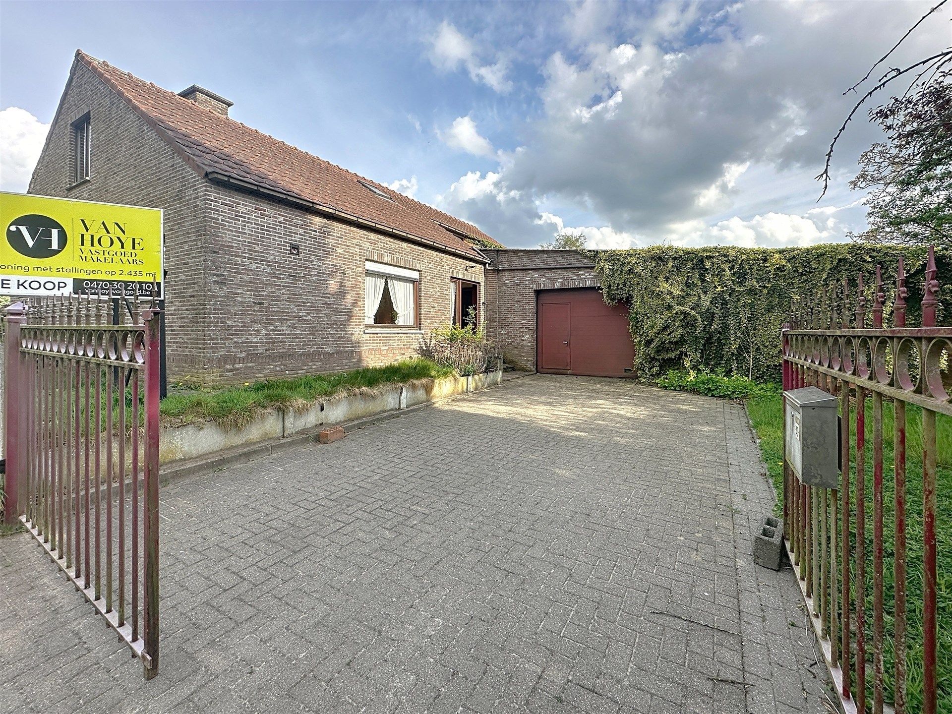 Verzorgde woning met garage en grote bijgebouwen op prachtig perceel van 2435m².  foto 4