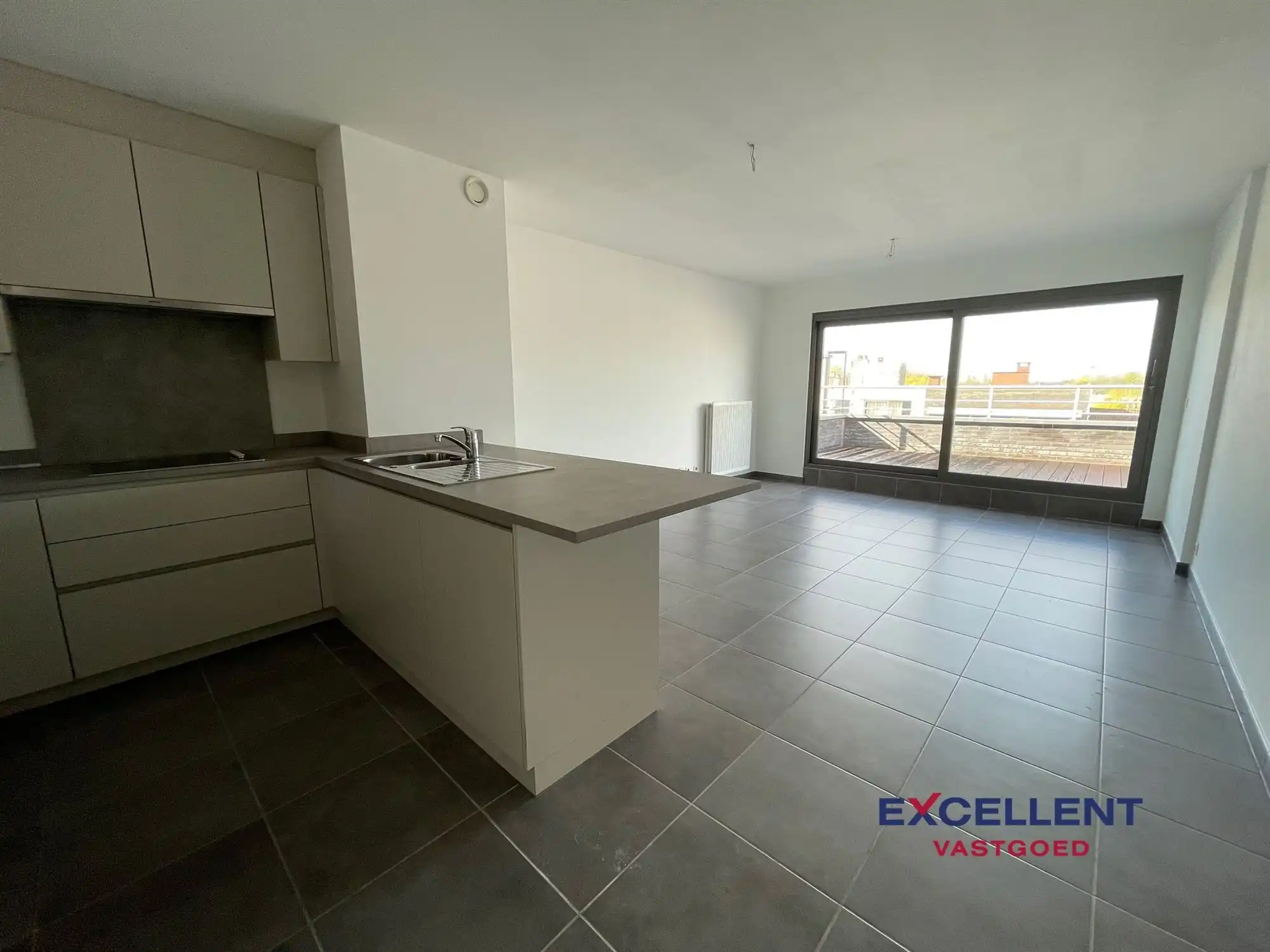 Lichtrijk dakappartement met ruim terras te huur op de Markt! foto 3