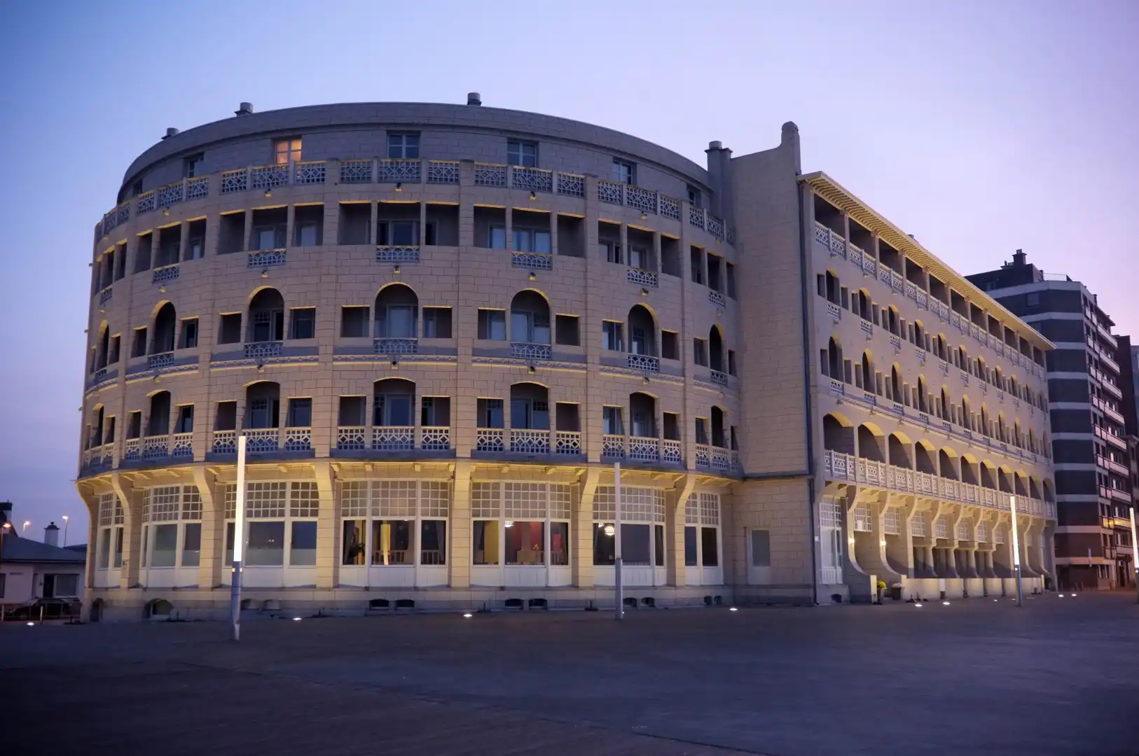 Exclusief appartement met 7 hotelkamers in het iconische Grand Hotel Bellevue – “De Rotonde” – Westende-Bad foto {{pictureIndex}}