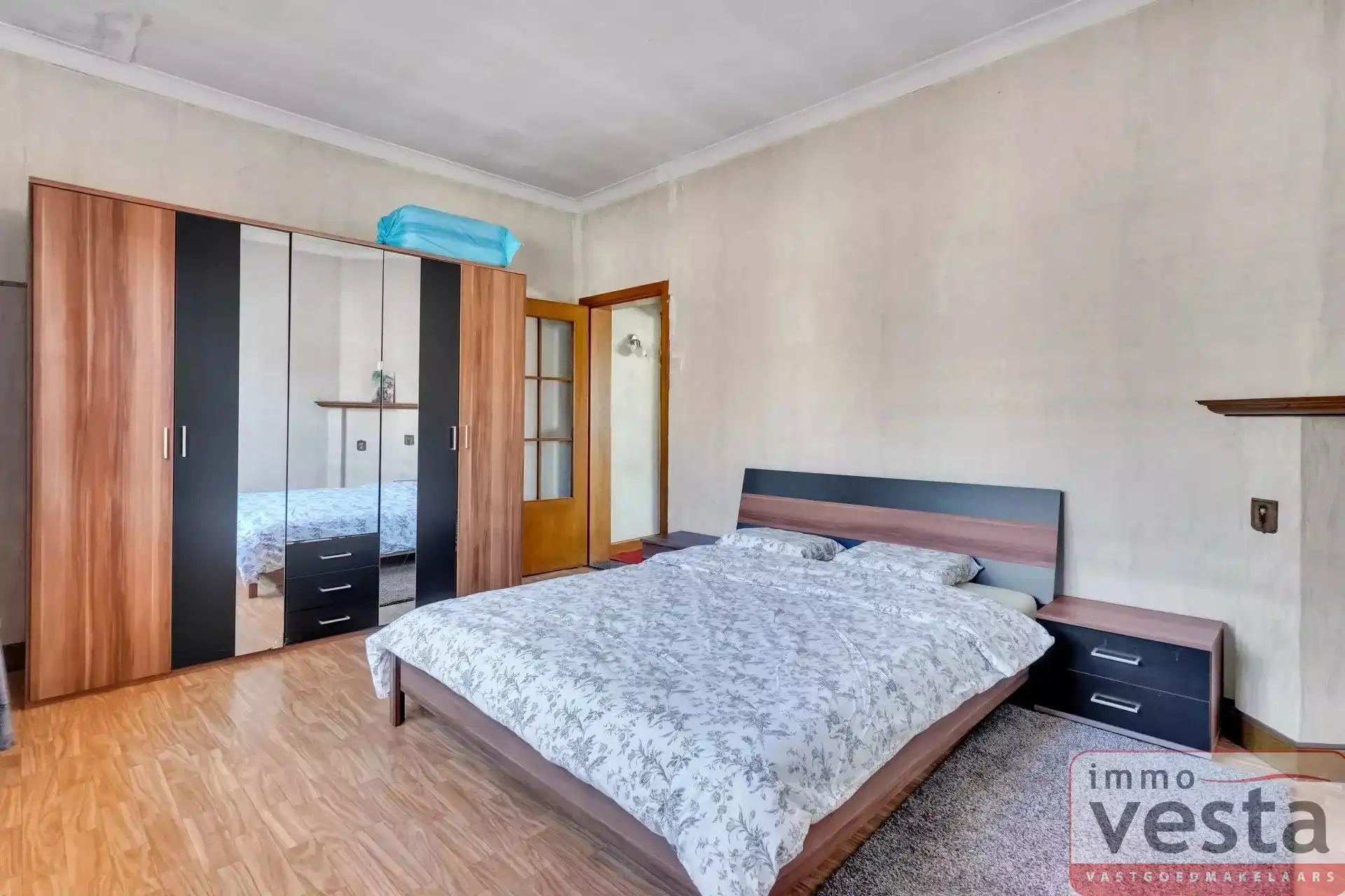 Ruime, te renoveren stadswoning met grote tuin foto 14