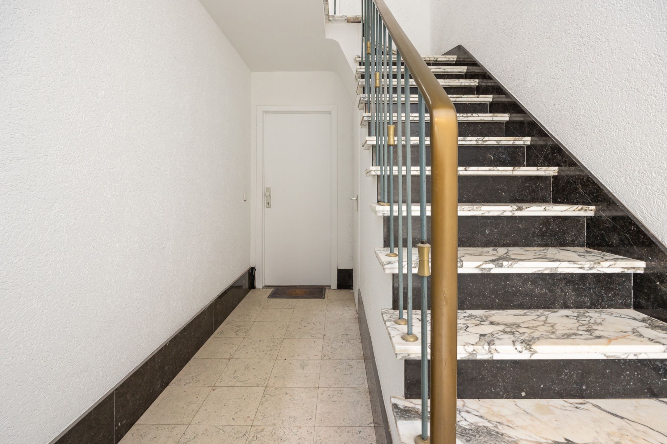 Gerenoveerd gelijkvloers appartement met tuin foto 21