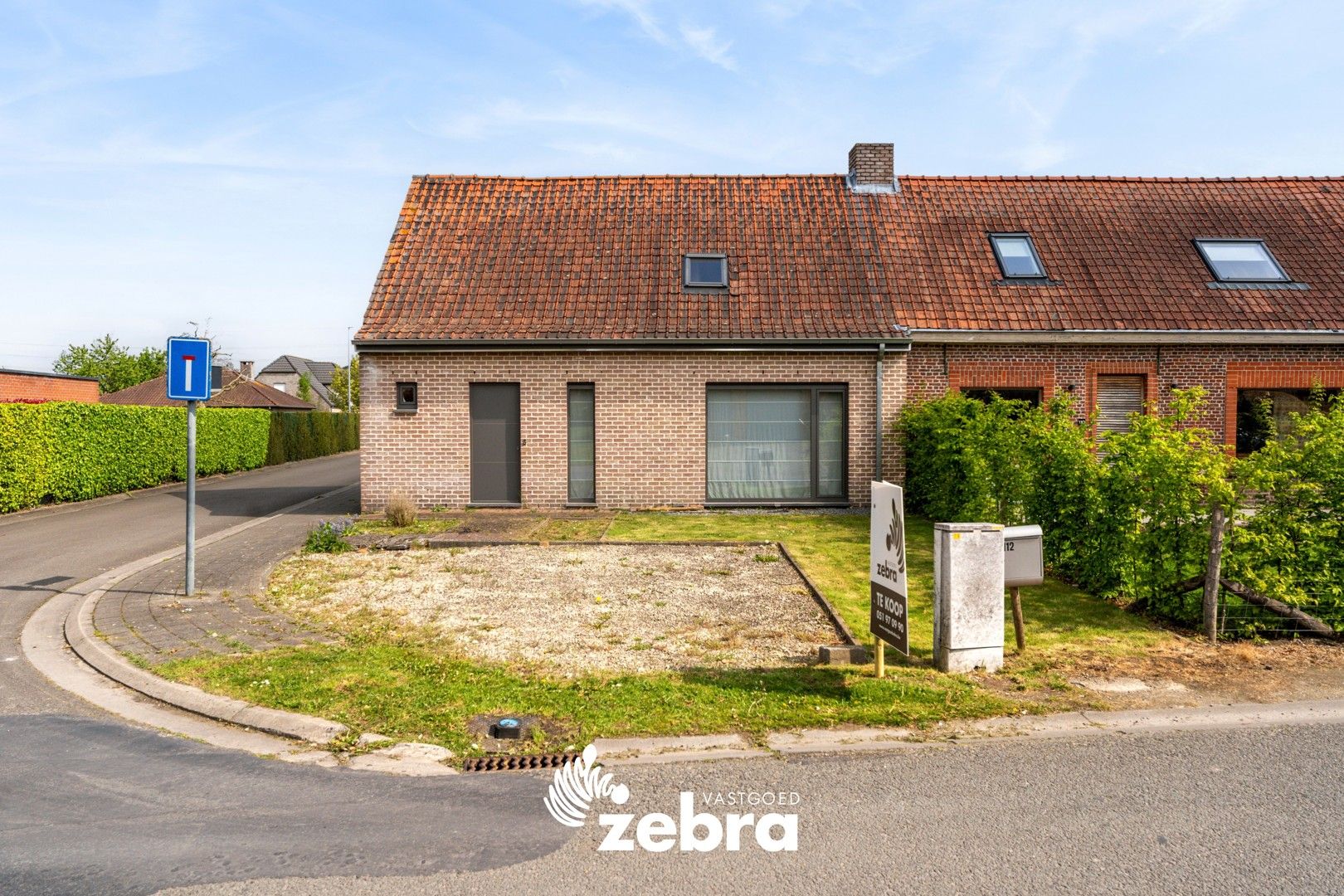 Instapklare woning met drie slaapkamers en loods op een toplocatie te Izegem! foto 3