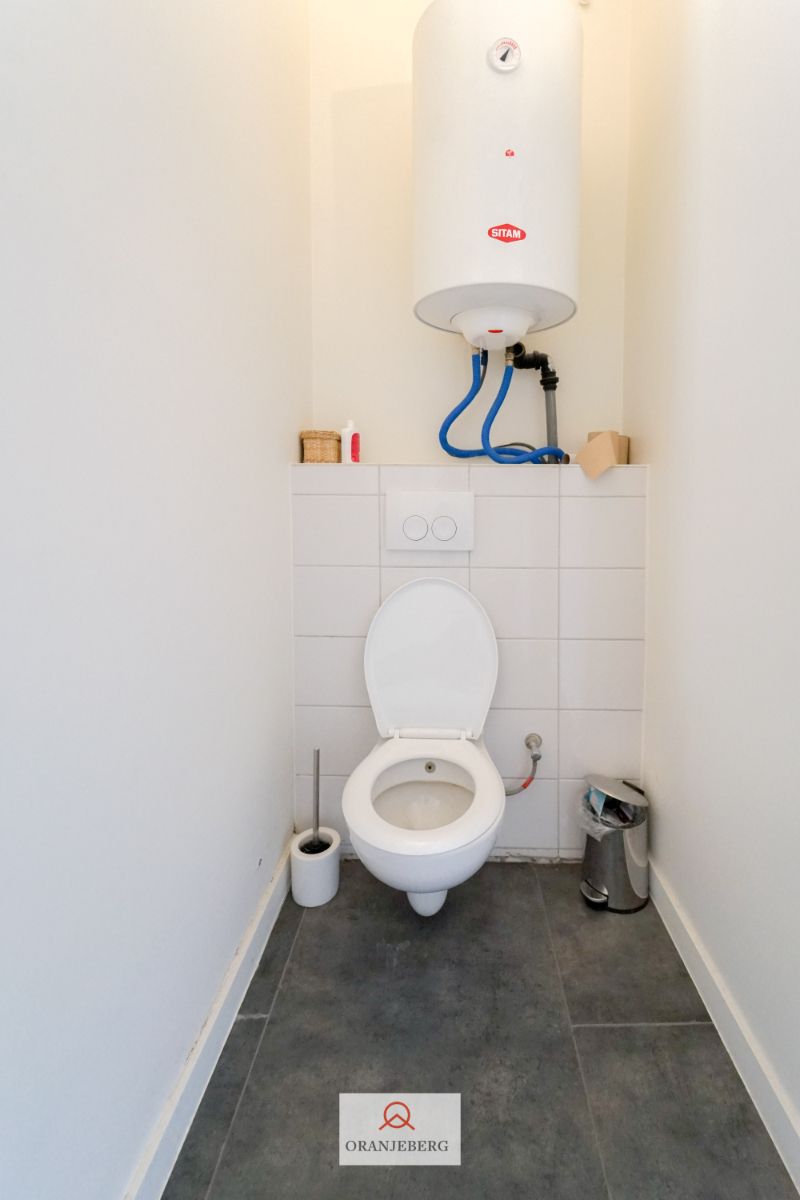 Ruime gerenoveerde burgerwoning nabij de Visserij foto 25