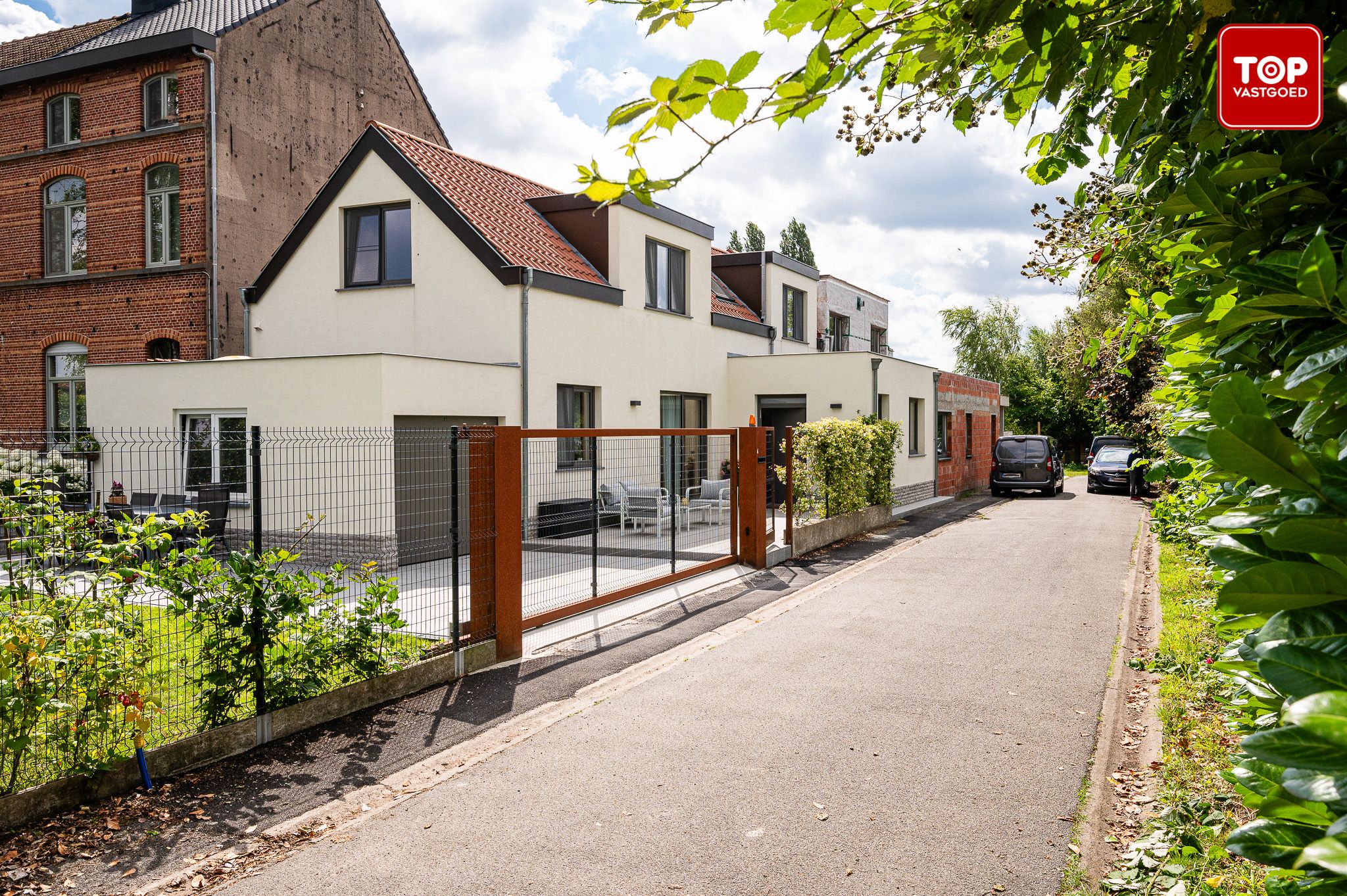 Totaal gerenoveerde woning met 4 slaapkamers, tuin en garage.  foto 2