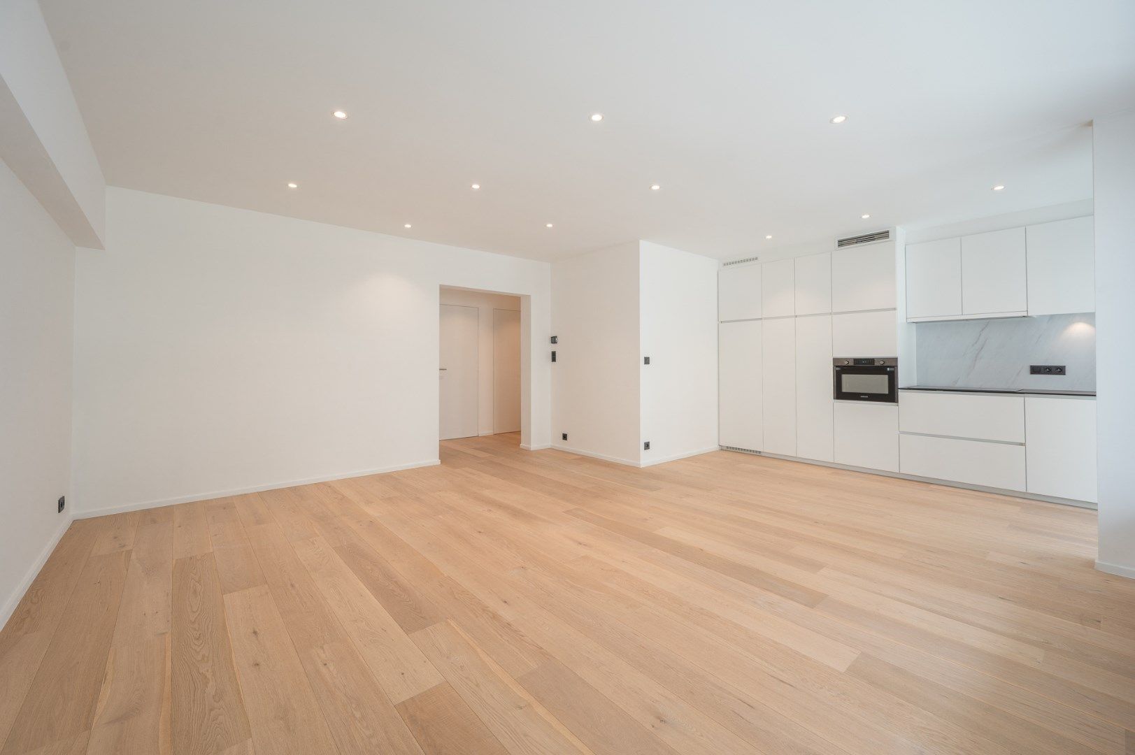 Ruim, gerenoveerd appartement met zonneterras en zijdelings zeezicht.  foto 5
