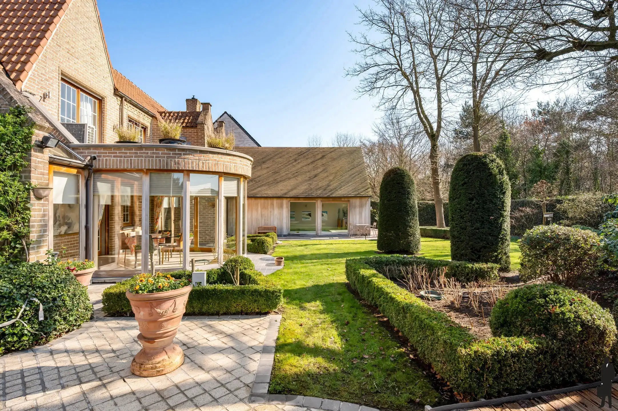 Prachtige en ruime woning gelegen in een rustige doodlopende straat te Mechelen. foto 2