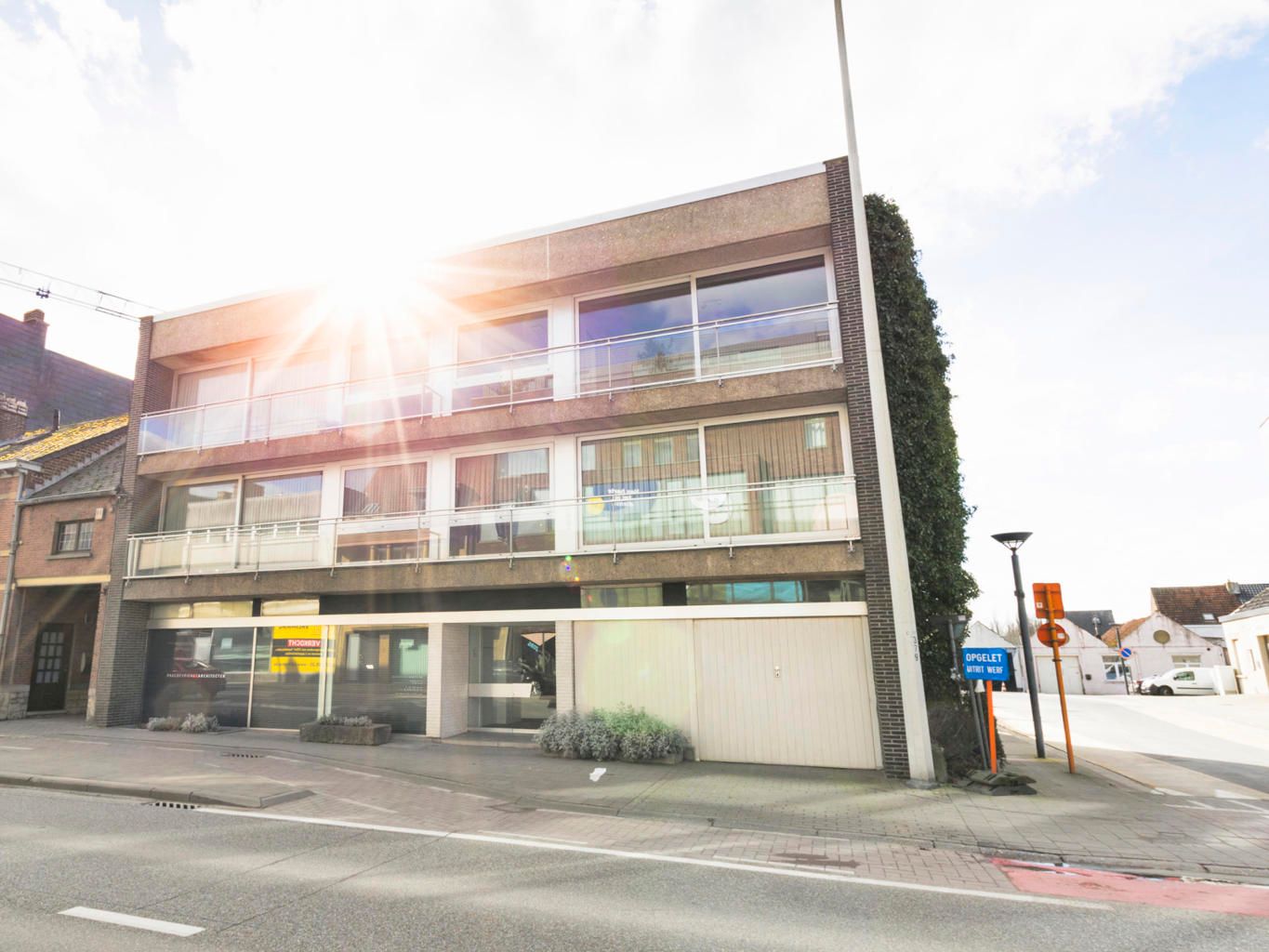 Ruim, verzorgd gelijkvloersappartement met terras en garage foto {{pictureIndex}}