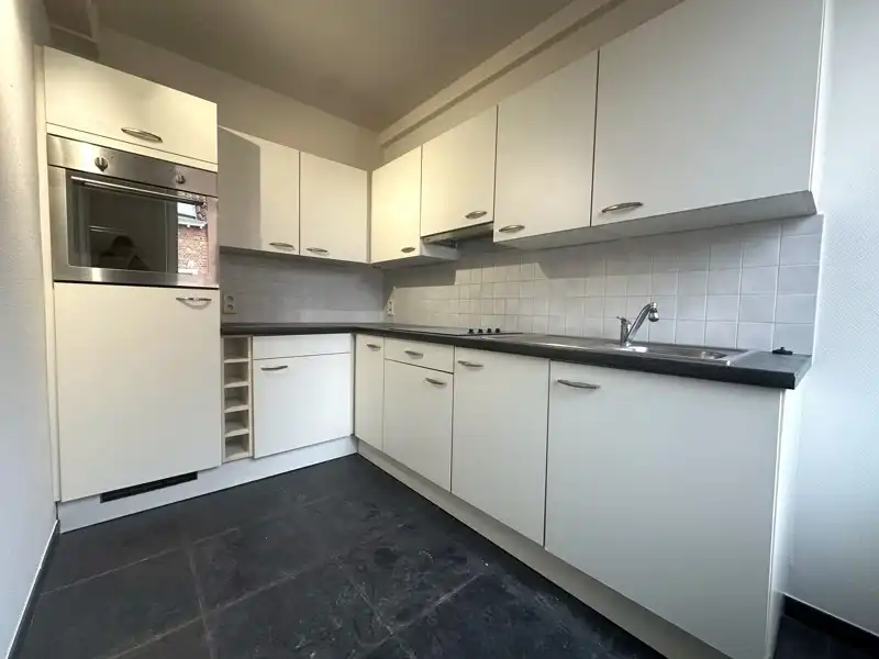 Ruim appartement met grote raampartijen in centrum Brugge! foto 2