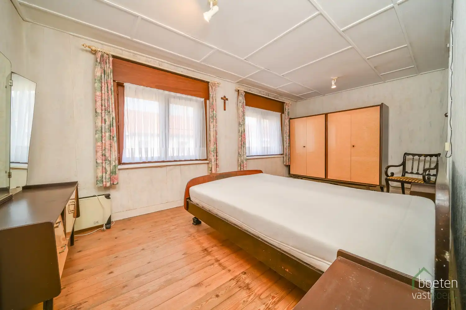 Alveringem: Interessante dorpswoning met redelijk comfort, 3 slaapkamers, tuin en uitweg met garage achteraan op 428m² grondopp. foto 14