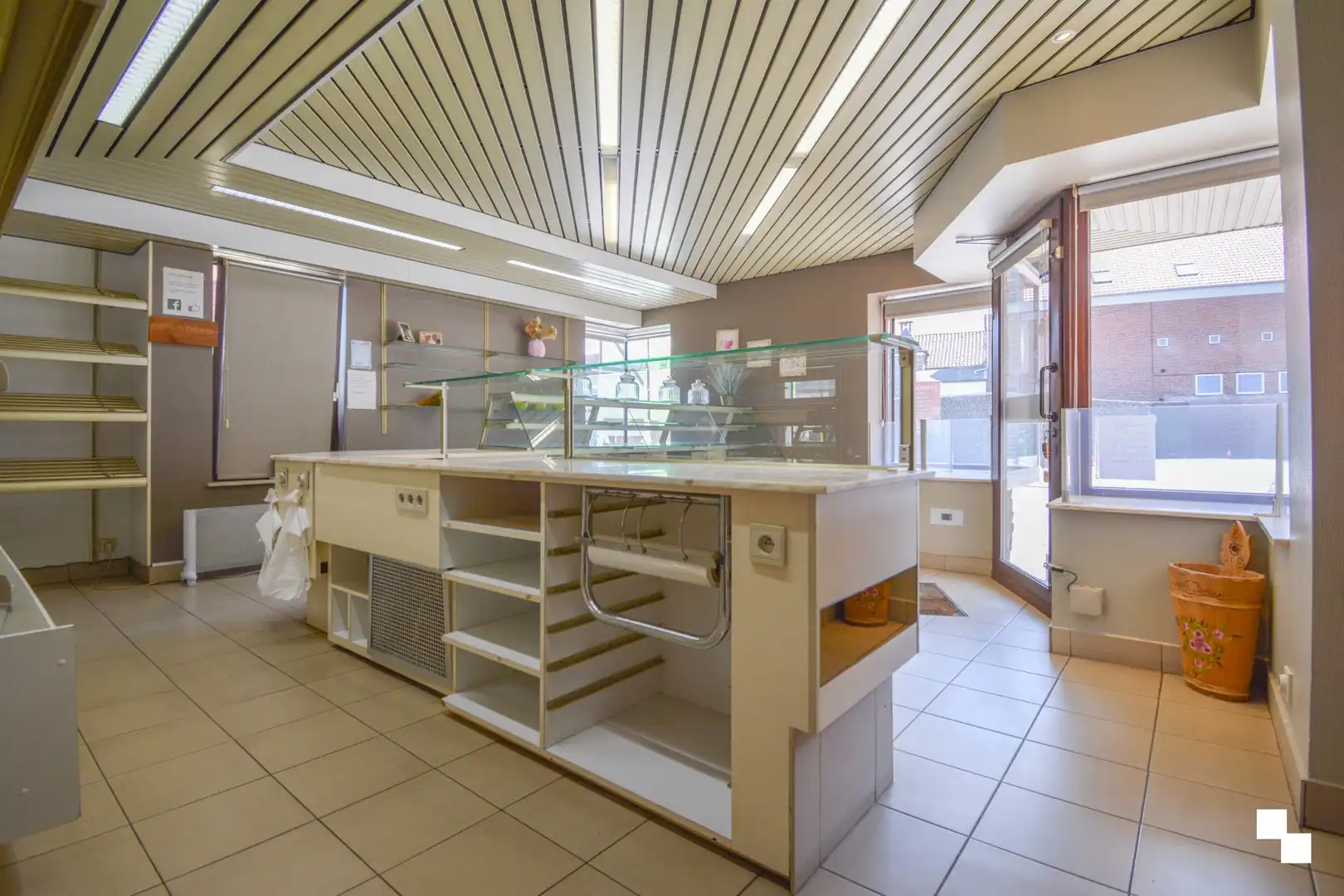 Handelswoning met winkel en atelier op commerciële ligging te Hooglede foto 3