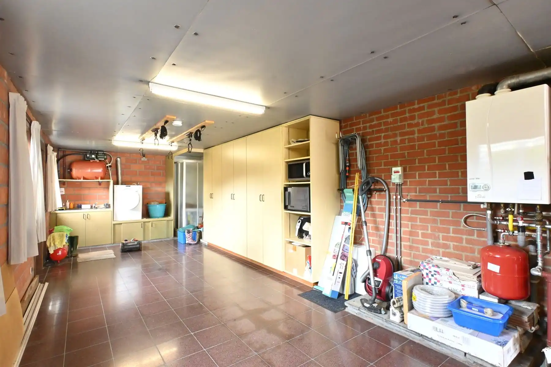 Ruime woning met 4 slaapkamers en grote garage foto 7