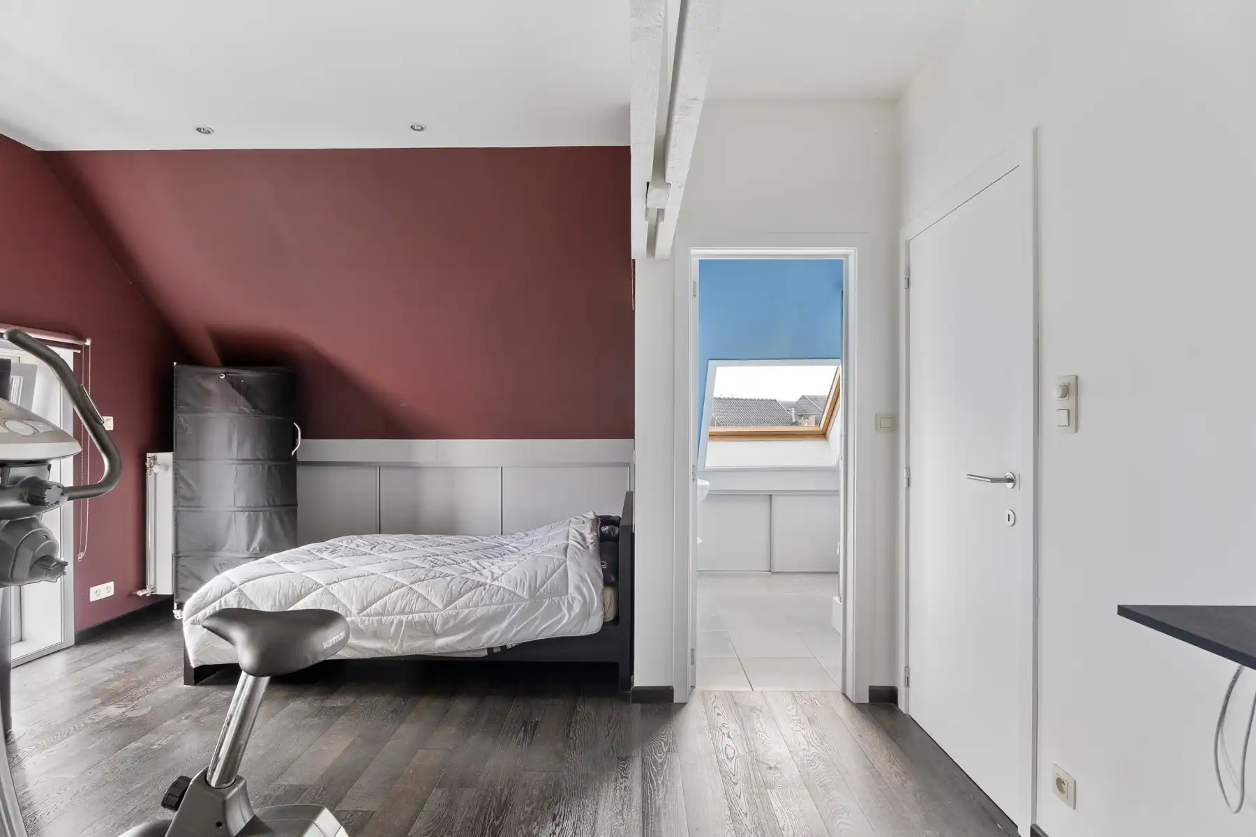 Lichtrijke woning met ruime indeling en sterk potentieel foto 19