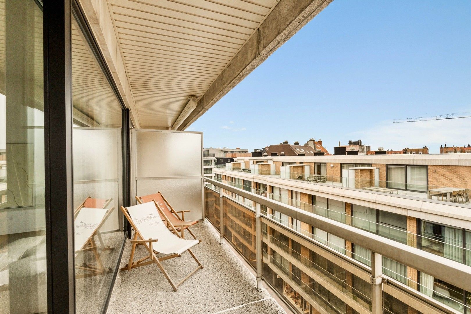 Volledig gerenoveerd appartement met zuidgericht terras heel centraal gelegen op de Kustlaan. foto 10