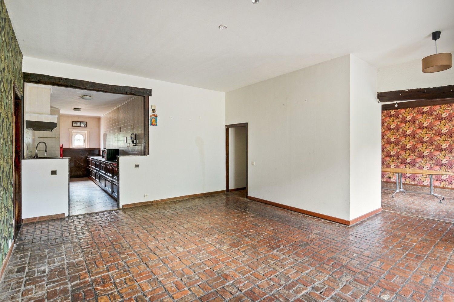 Polyvalent gebouw, appartement en magazijn te koop in Emblem! foto 8