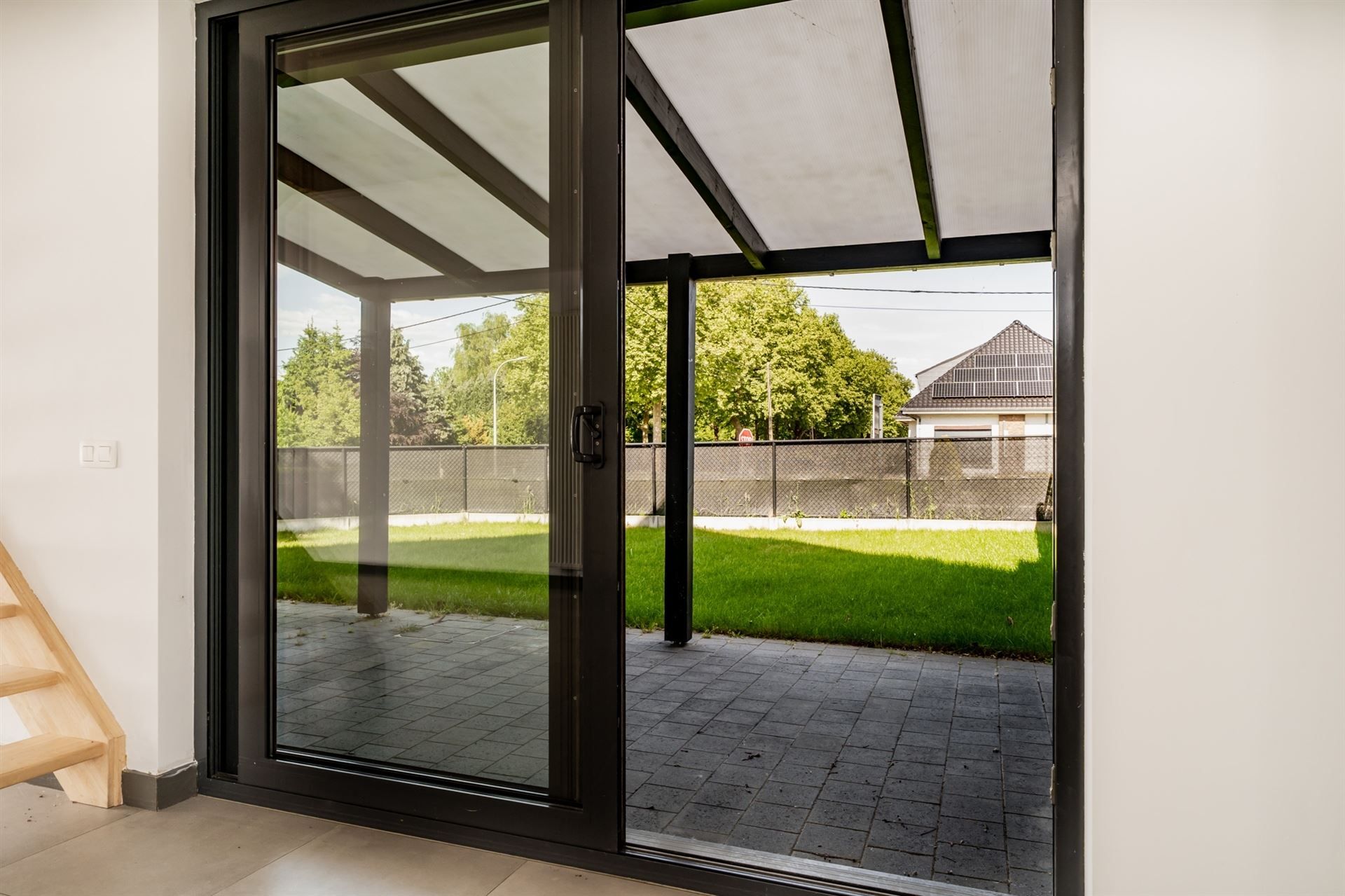 Moderne gezinswoning met garage en tuin. foto 22