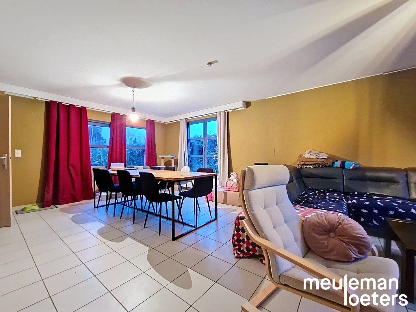 Ruime woning met drie slaapkamers, tuin en garage foto 2