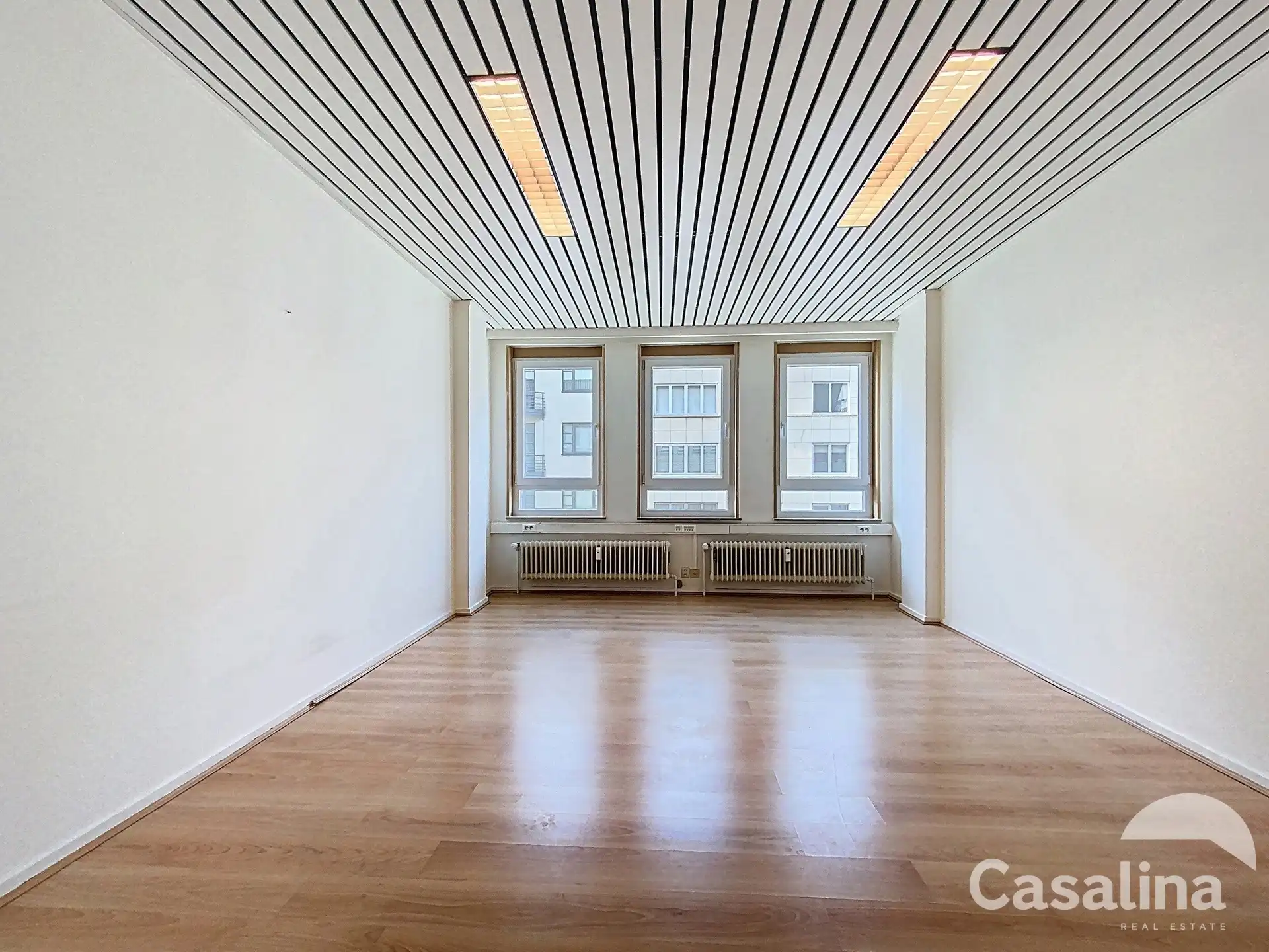 Ruime kantoorruimtes van 564 m², ideaal gelegen met parkings foto 11