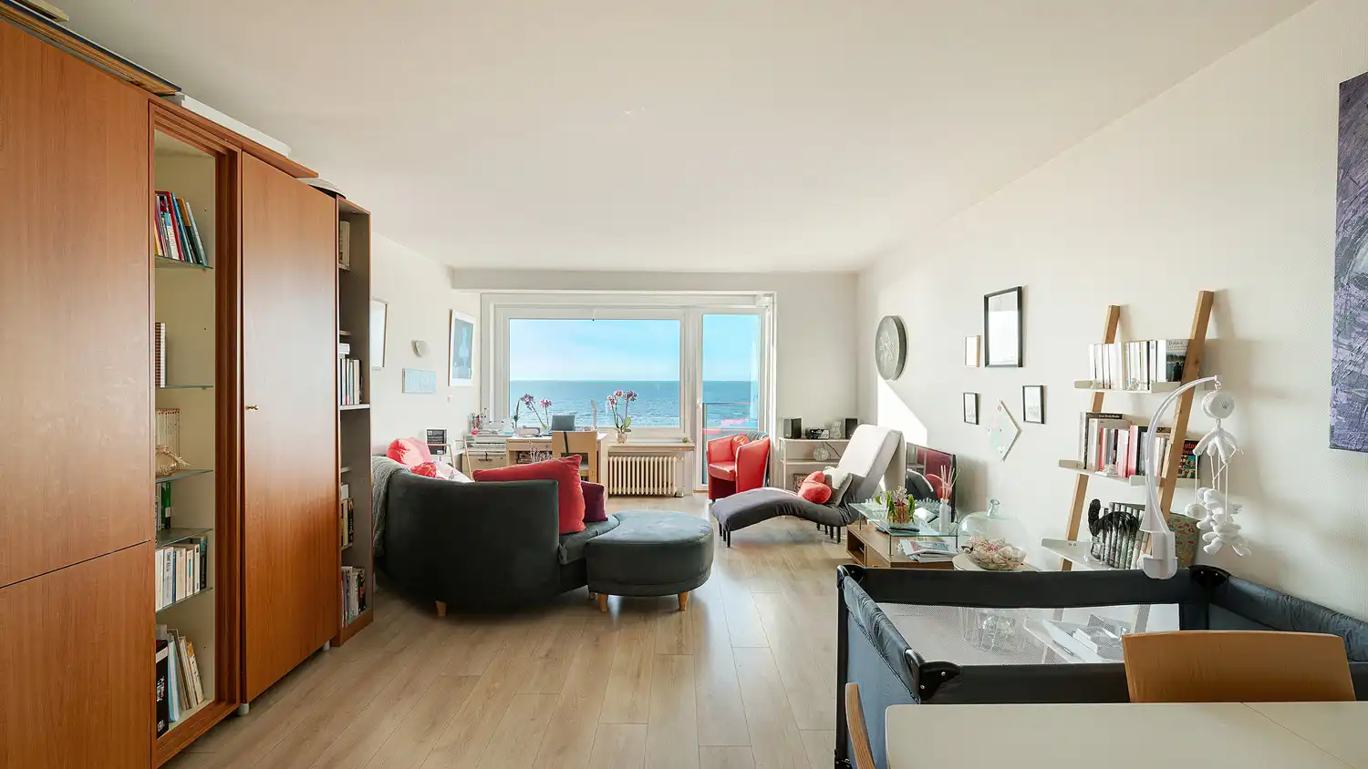 Ruim 2-slaapkamerappartement met frontaal zeezicht op een gegeerde ligging aan de Zeedijk. foto 3