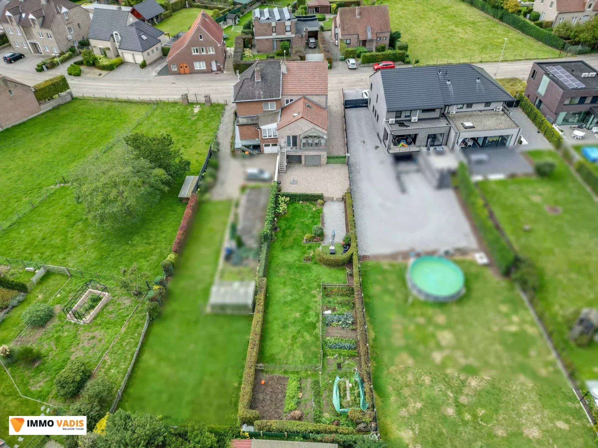 Instapklare halfopen woning met tuin en twee garages foto 16