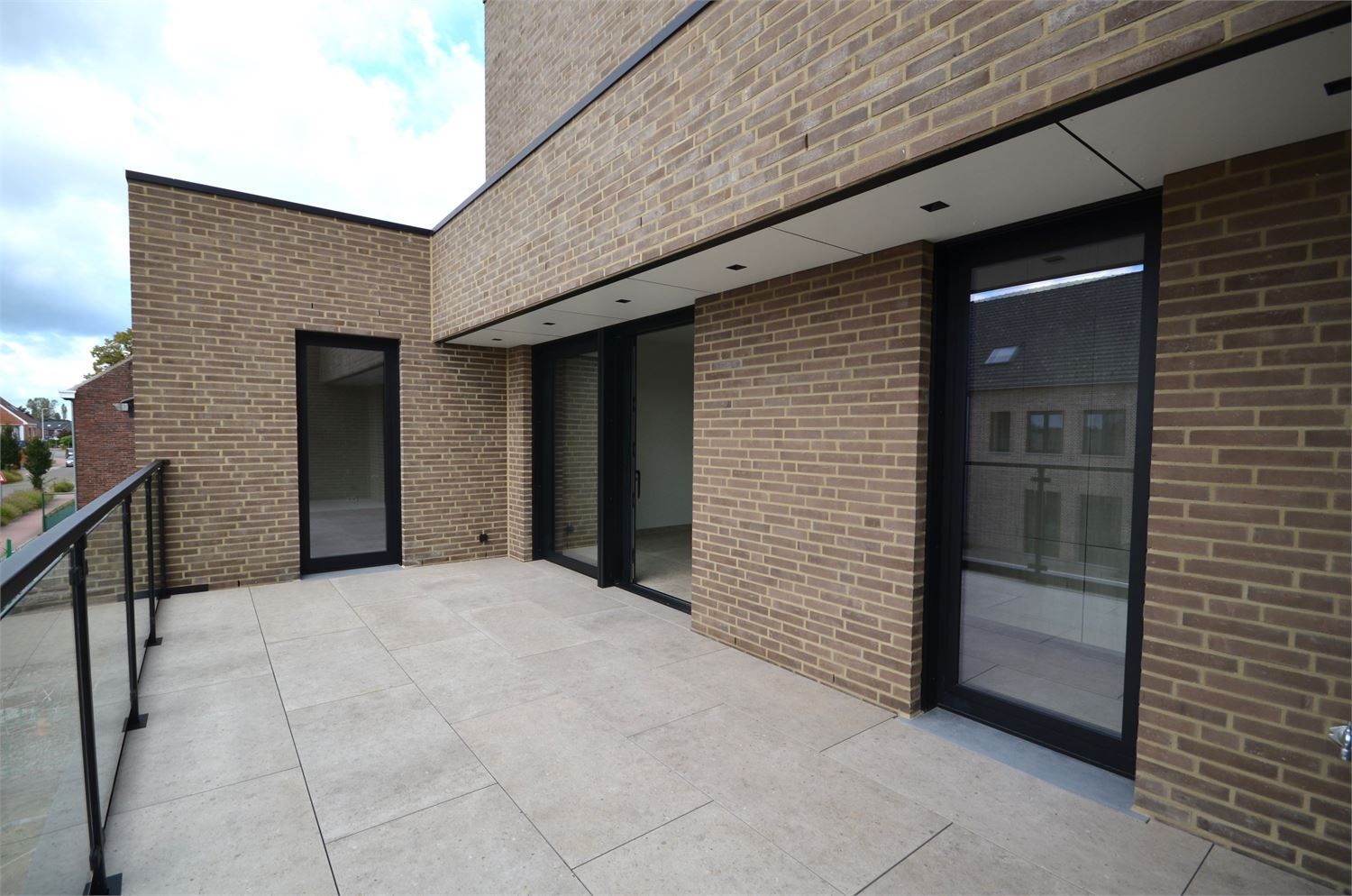 IDEALIS VASTGOED – ZEER RUIM NIEUWBOUWAPPARTEMENT, MET PRACHTIG GROEN VERGEZICHT, VOORZIEN VAN RIANTE WOONRUIMTES, 2 RUIME SLAAPKAMERS, VOLLEDIG INGERICHTE KEUKEN  VOORZIEN VAN ALLE APPARATUUR MET AANSLUITENDE BERGING, LUXE BADKAMER, ZEER RUIME KELDERBERGING EN EEN ONDERGRONDSE AUTOSTANDPLAATS. foto 9