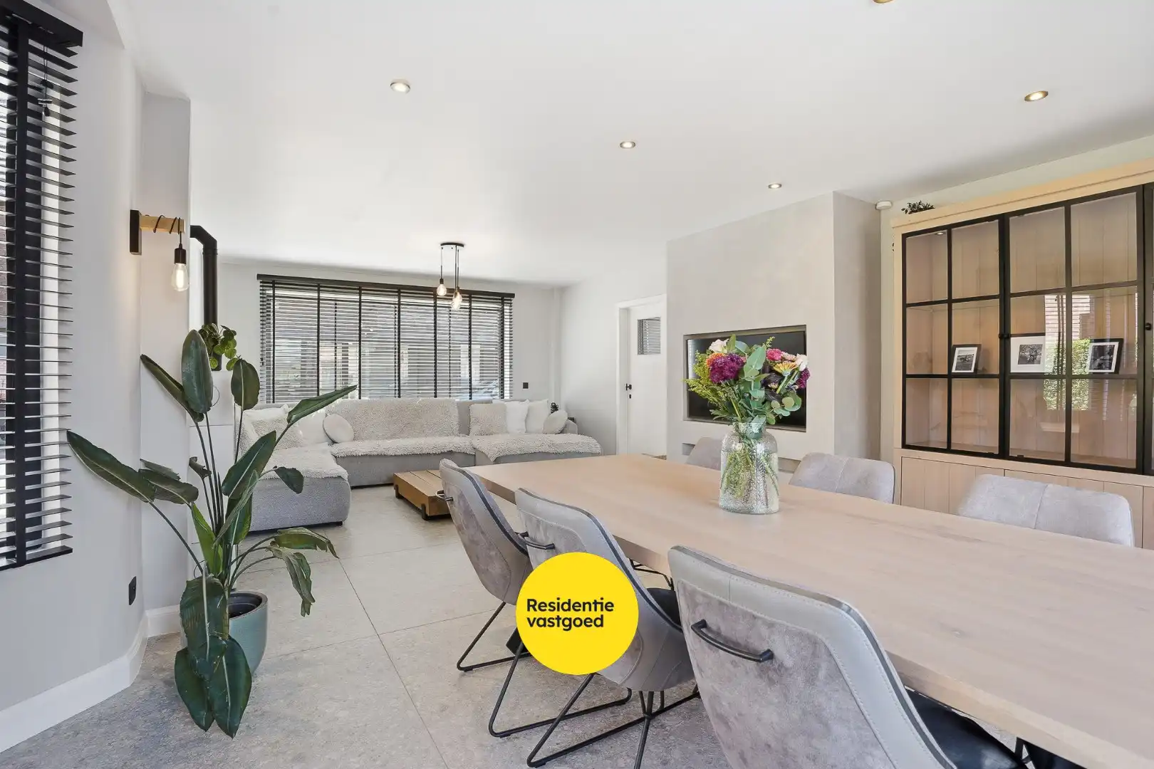 Volledig gerenoveerde alleenstaande woning op toplocatie in Zedelgem foto 4