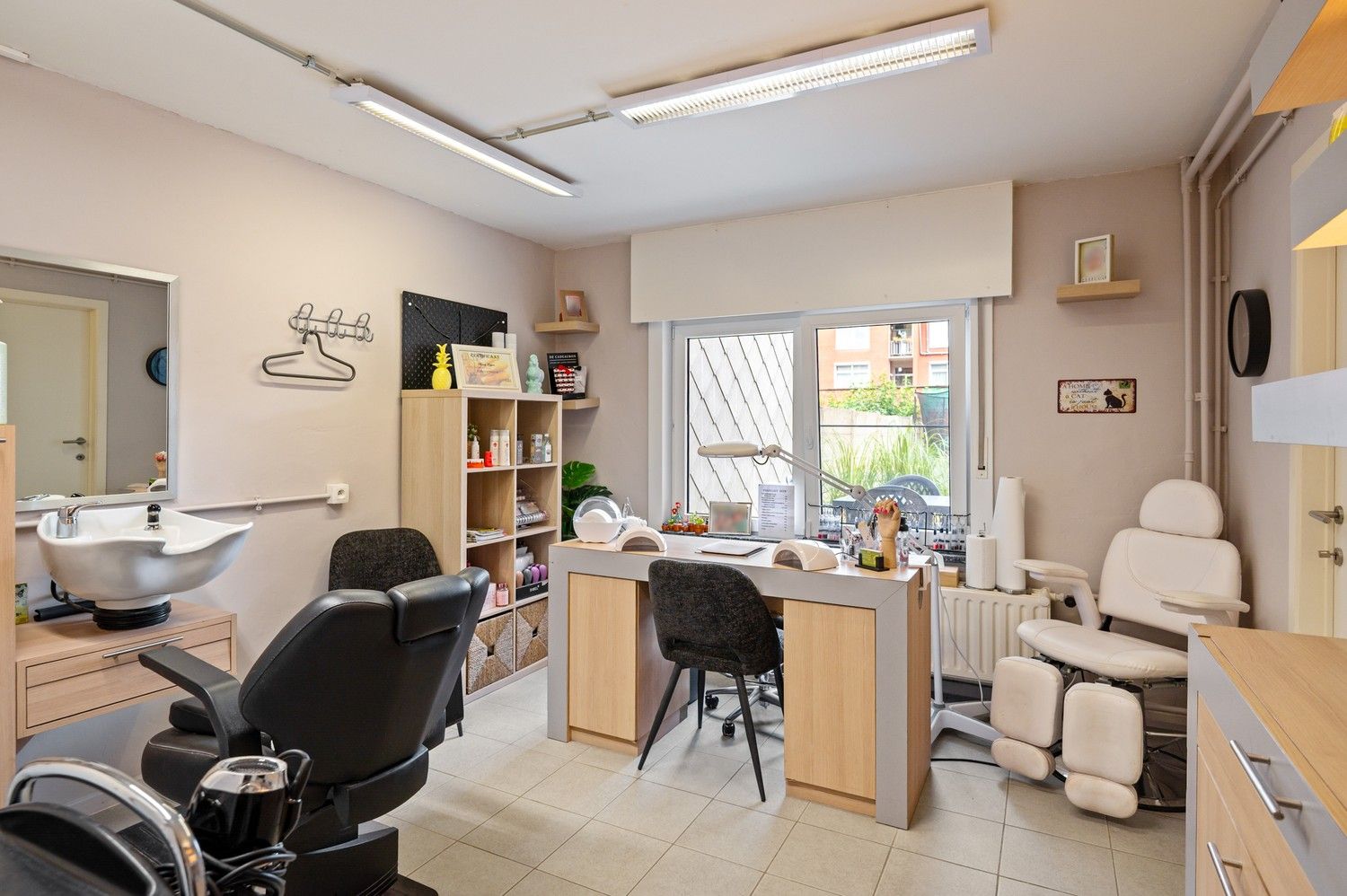 Instapklare woning met polyvalente praktijkruimte, 3 slaapkamers en aangename tuin te Wijnegem foto 3
