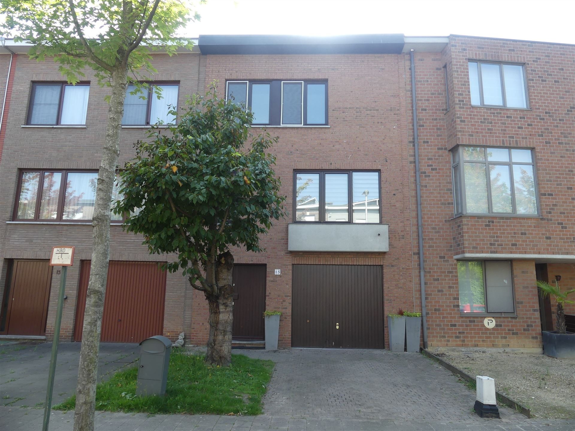 Ruime woning gelegen in een topbuurt te Aartselaar! foto {{pictureIndex}}