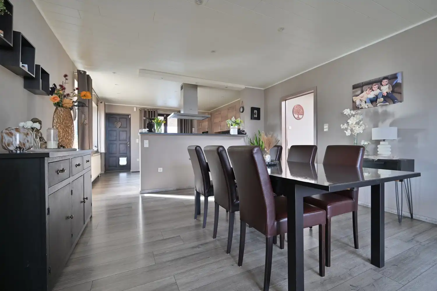 Woning met bedrijfshal op volledig omheind perceel foto 12