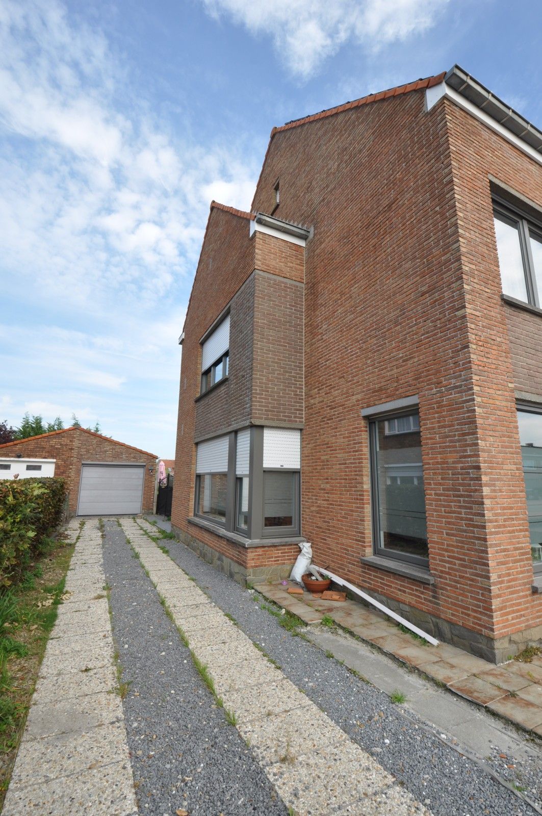 Gedeeltelijk gerenoveerde woning met grote tuin te Zandvoorde ! foto 2