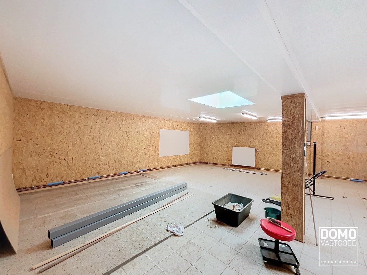 Commercieel gelegen handelspand met inclusief bovenliggend appartement te Kermt. foto 16