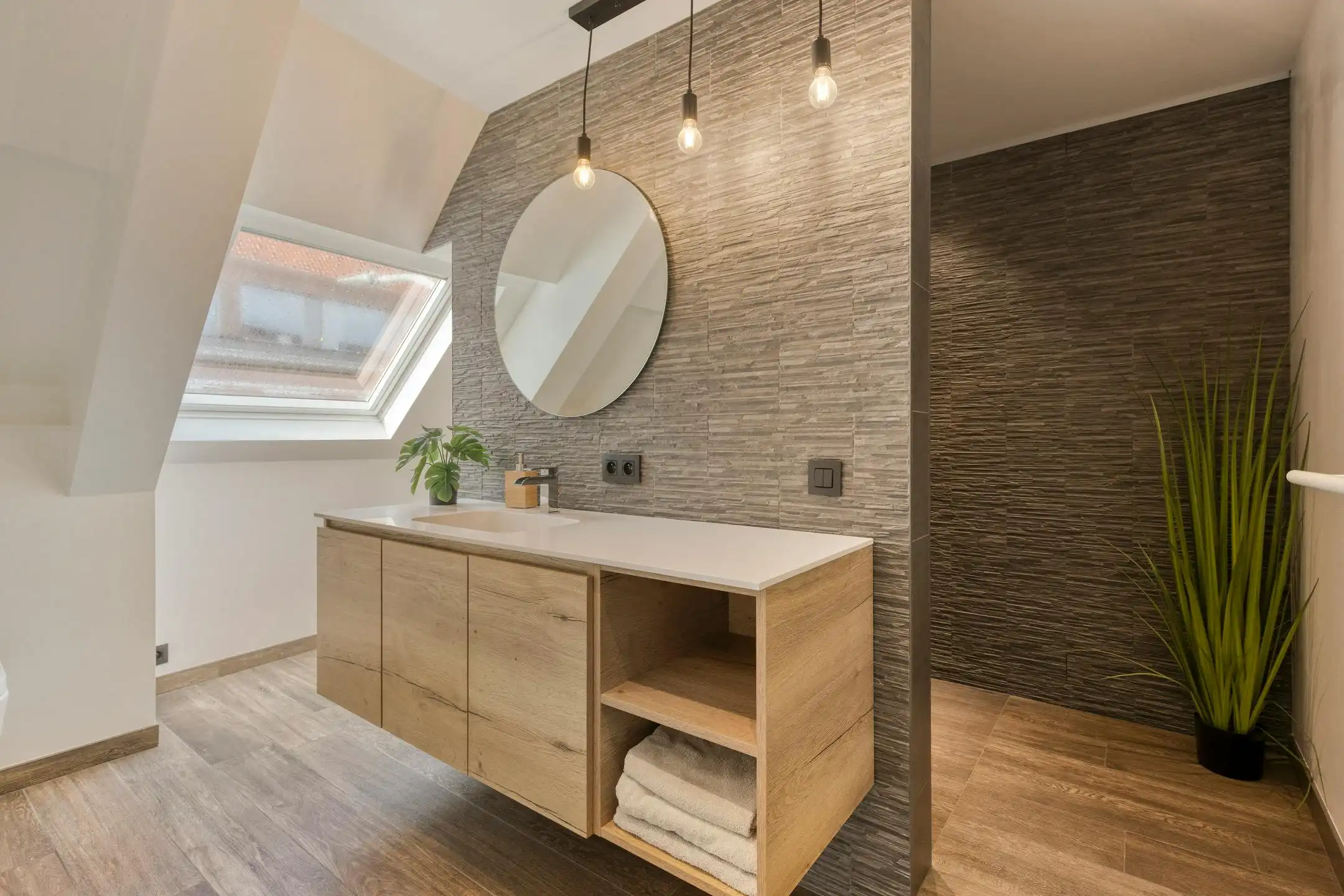 Instapklare woning met garage te koop in Heule! foto 9